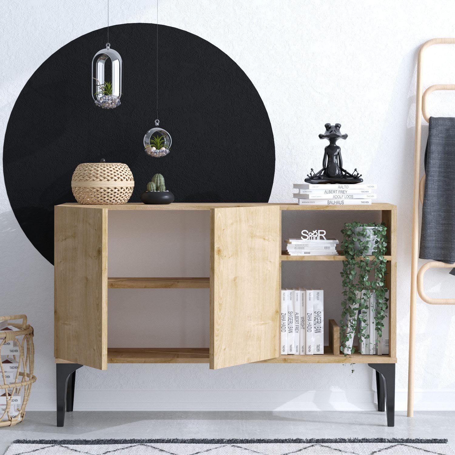 Entdecken Sie das Oscar High-Sideboard von Hanah Home in Saphir-Eiche Schwarz – eine harmonische Verbindung aus modernem und skandinavischem Stil.