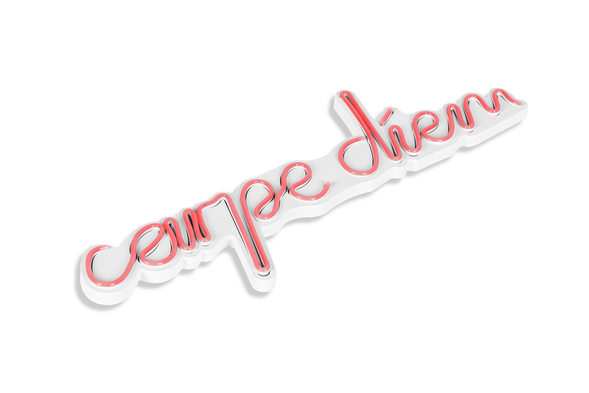 Verleihen Sie Ihrem Zuhause mit der Carpe Diem Wandleuchte in Rosa von Wallity einen einzigartigen Akzent. Diese flexible Neonleuchte schafft eine magische Atmosphäre und inspiriert Ihre Kreativität.