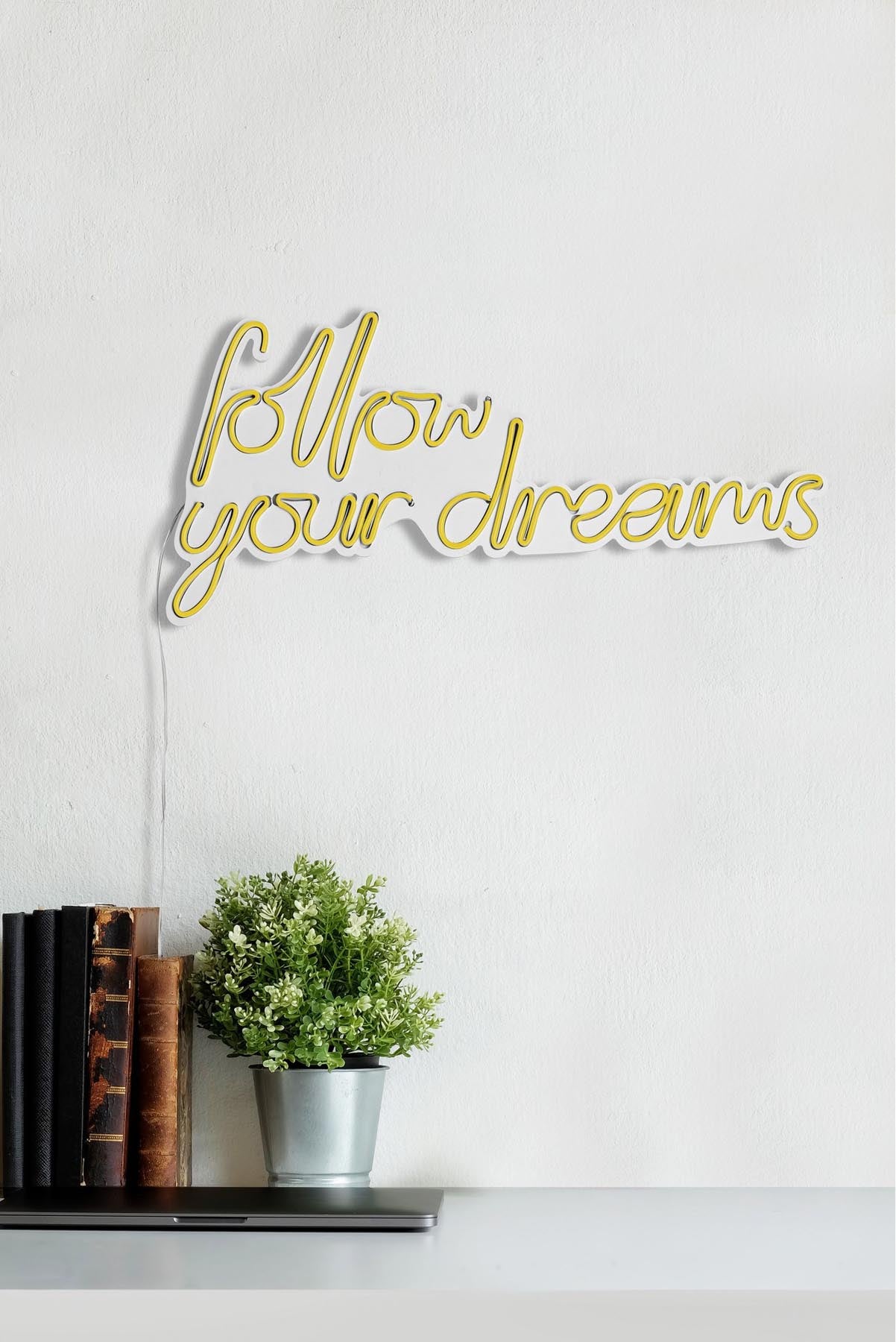 Entdecken Sie die Follow Your Dreams Wandleuchte in Gelb von Wallity – eine stilvolle LED-Beleuchtung, die jedem Raum ein warmes, einladendes Licht verleiht.