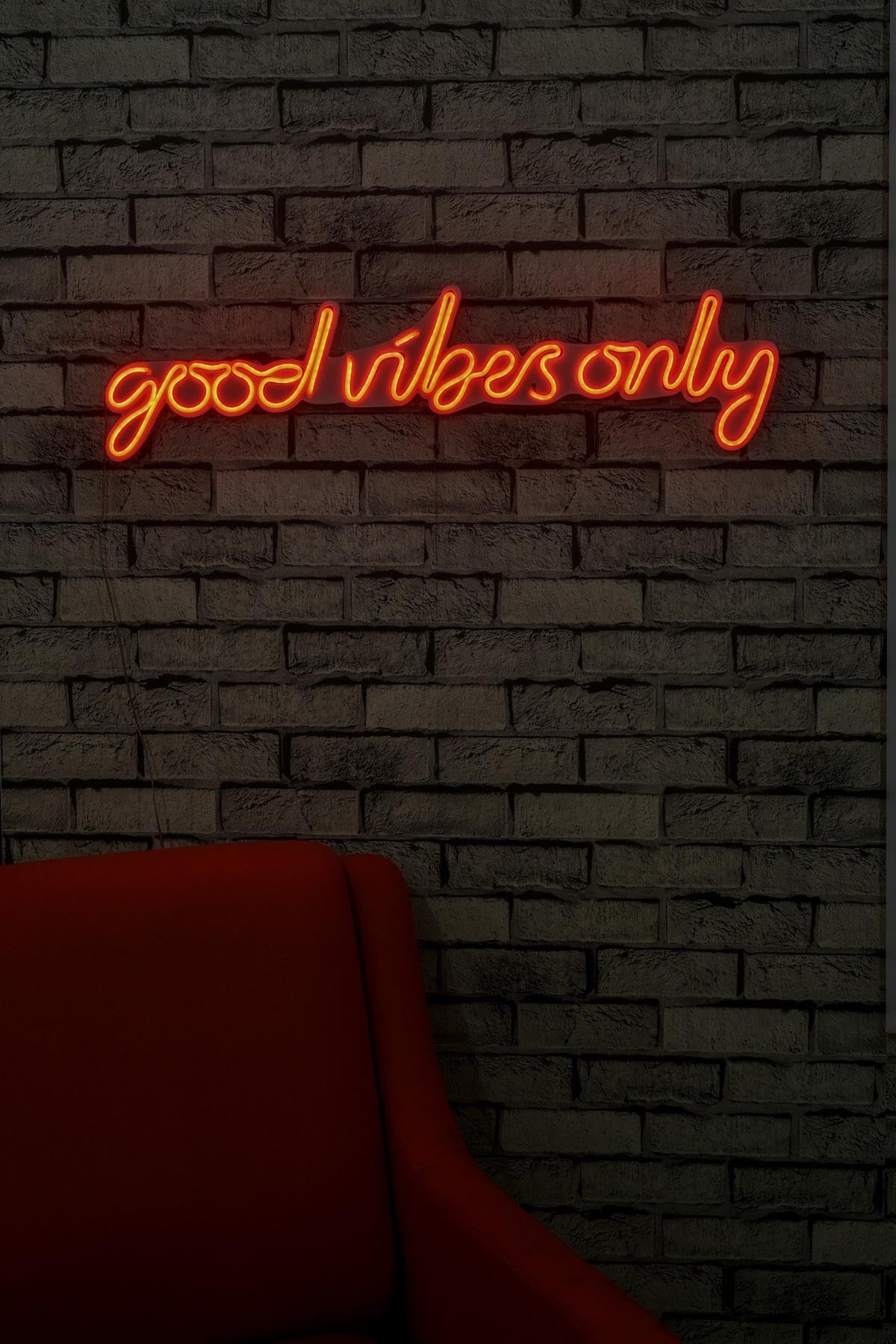 Verleihen Sie Ihrem Zuhause mit der Good Vibes Only Wandleuchte in Rot von Wallity einen lebendigen Akzent! Diese flexible LED-Beleuchtung sorgt für eine einladende Atmosphäre.