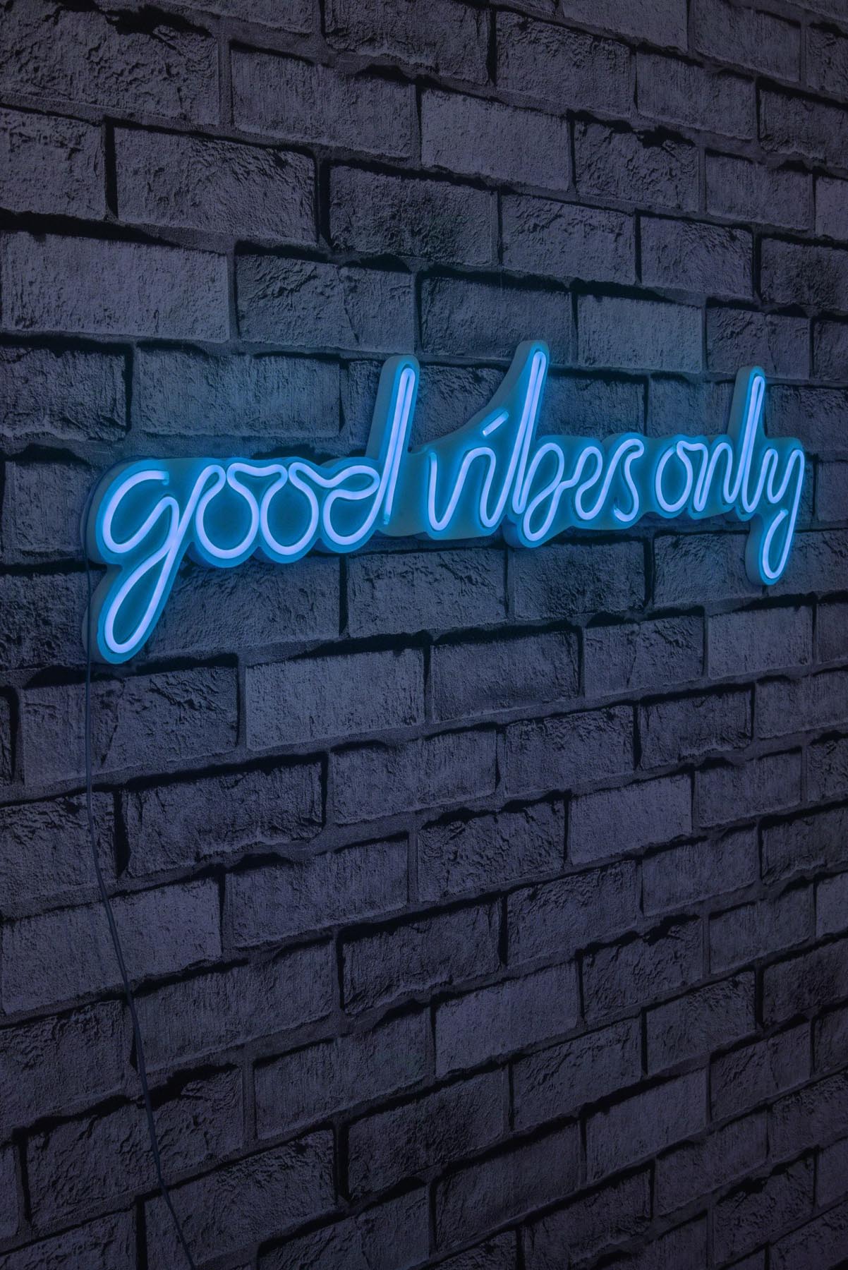 Erleben Sie die Good Vibes Only Wandleuchte in Blau von Wallity – eine stilvolle LED-Beleuchtung, die Ihre Räume mit einzigartigem, hypnotisierendem Licht verzaubert.