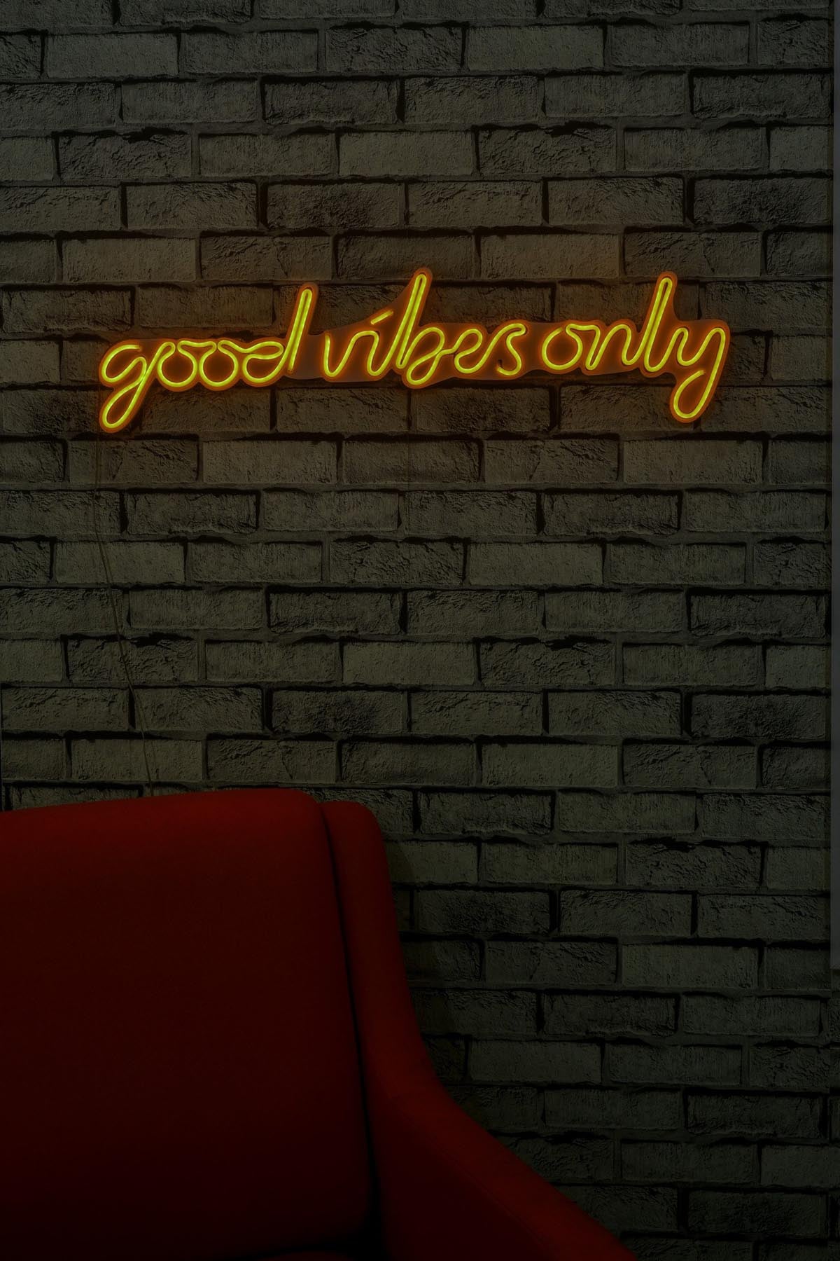 Erhellen Sie Ihr Zuhause mit der Good Vibes Only Wandleuchte in Gelb von Wallity. Perfekt für kreative Akzente und stimmungsvolle Atmosphäre!