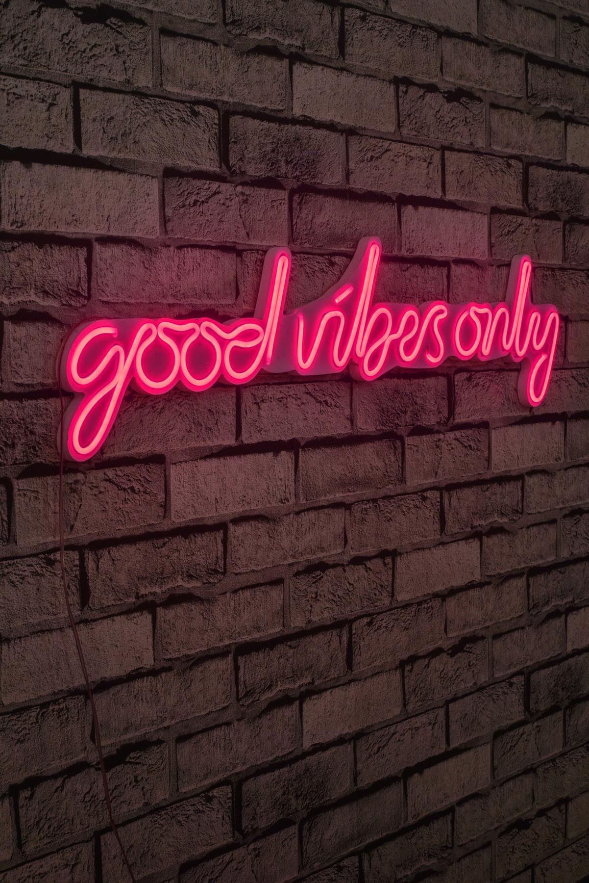 Verleihen Sie Ihrem Raum mit der rosa Good Vibes Only Wandleuchte von Wallity einen Hauch von Magie. Flexible Neonstreifen für kreative Lichtgestaltung!