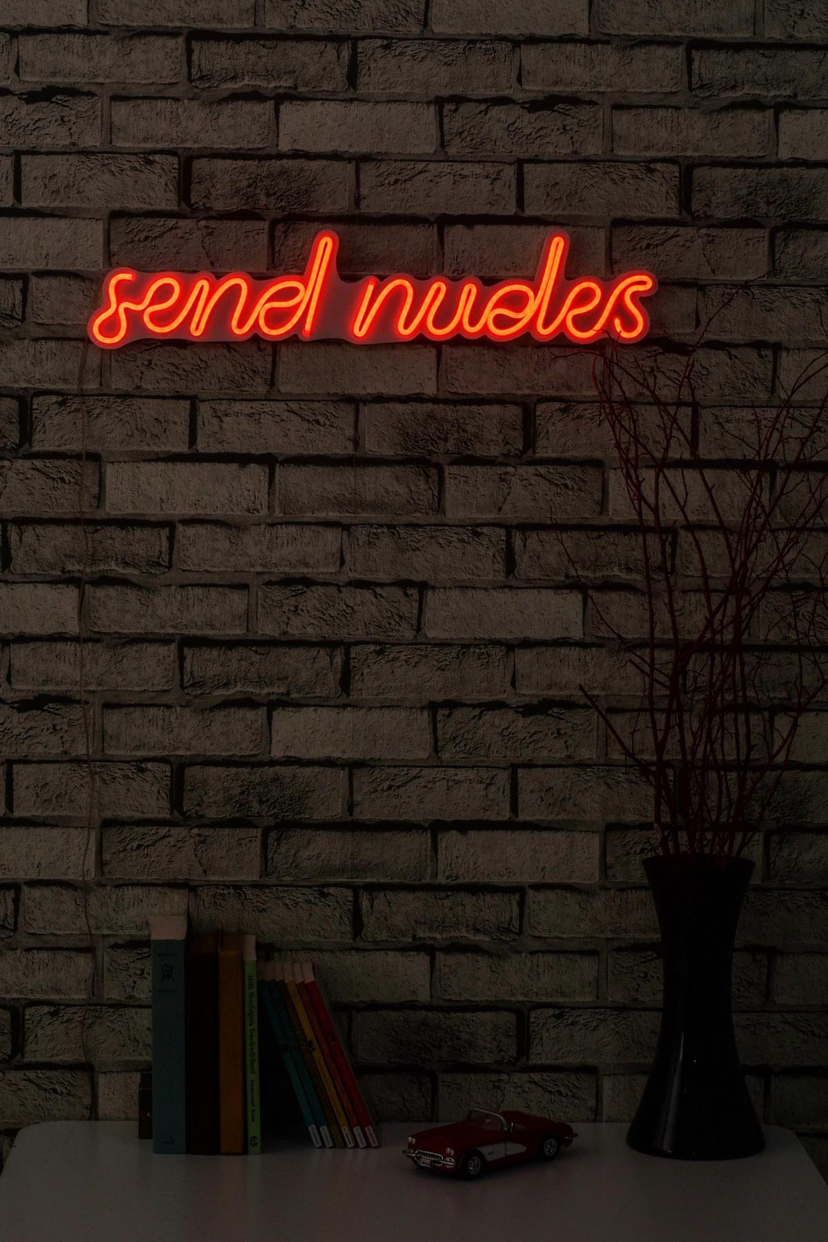 Verleihen Sie Ihrem Raum mit der roten Send Nudes Wandleuchte von Wallity eine magische Atmosphäre. Ideal für kreative Akzente!