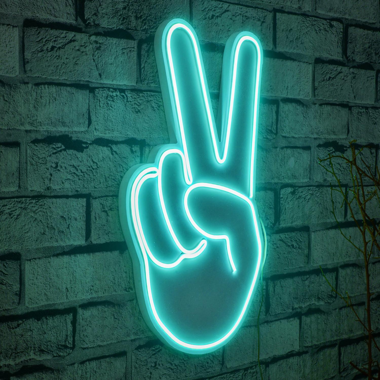 Entdecken Sie die Victory Sign Wandleuchte in Blau von Wallity – eine stilvolle LED-Beleuchtung, die jeden Raum mit hypnotisierendem Licht verwandelt.