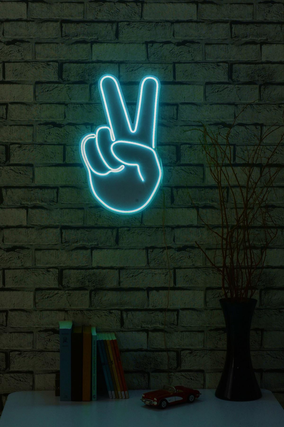 Erleben Sie die faszinierende Victory Sign Wandleuchte in Blau von Wallity – die perfekte LED-Beleuchtung für kreative Raumgestaltungen und stimmungsvolle Akzente.
