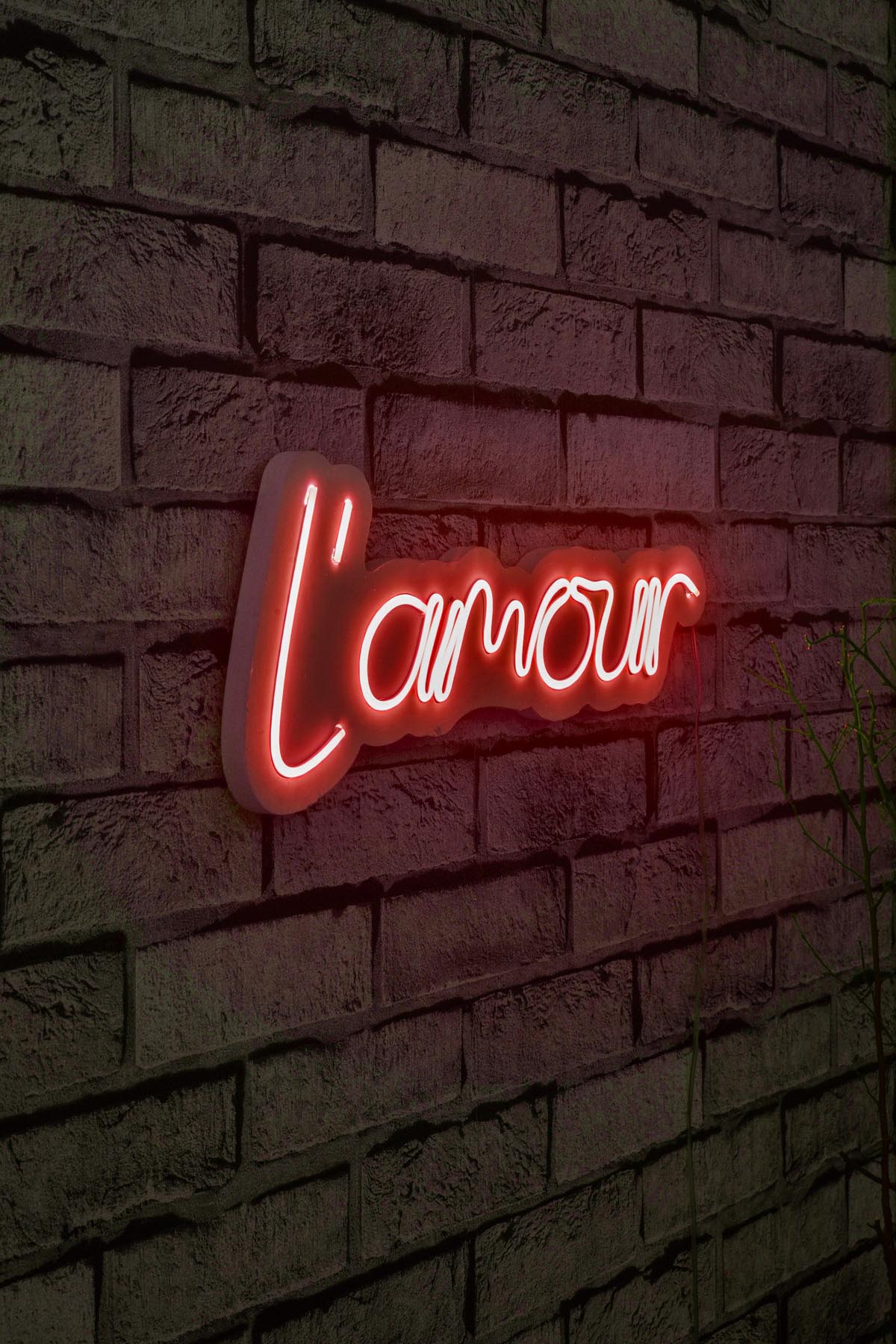 Verleihen Sie Ihrem Raum mit der L'amour Wandleuchte in Rot von Wallity einen Hauch von Eleganz. Diese flexible, wasserdichte LED-Beleuchtung schafft faszinierende Lichtakzente.