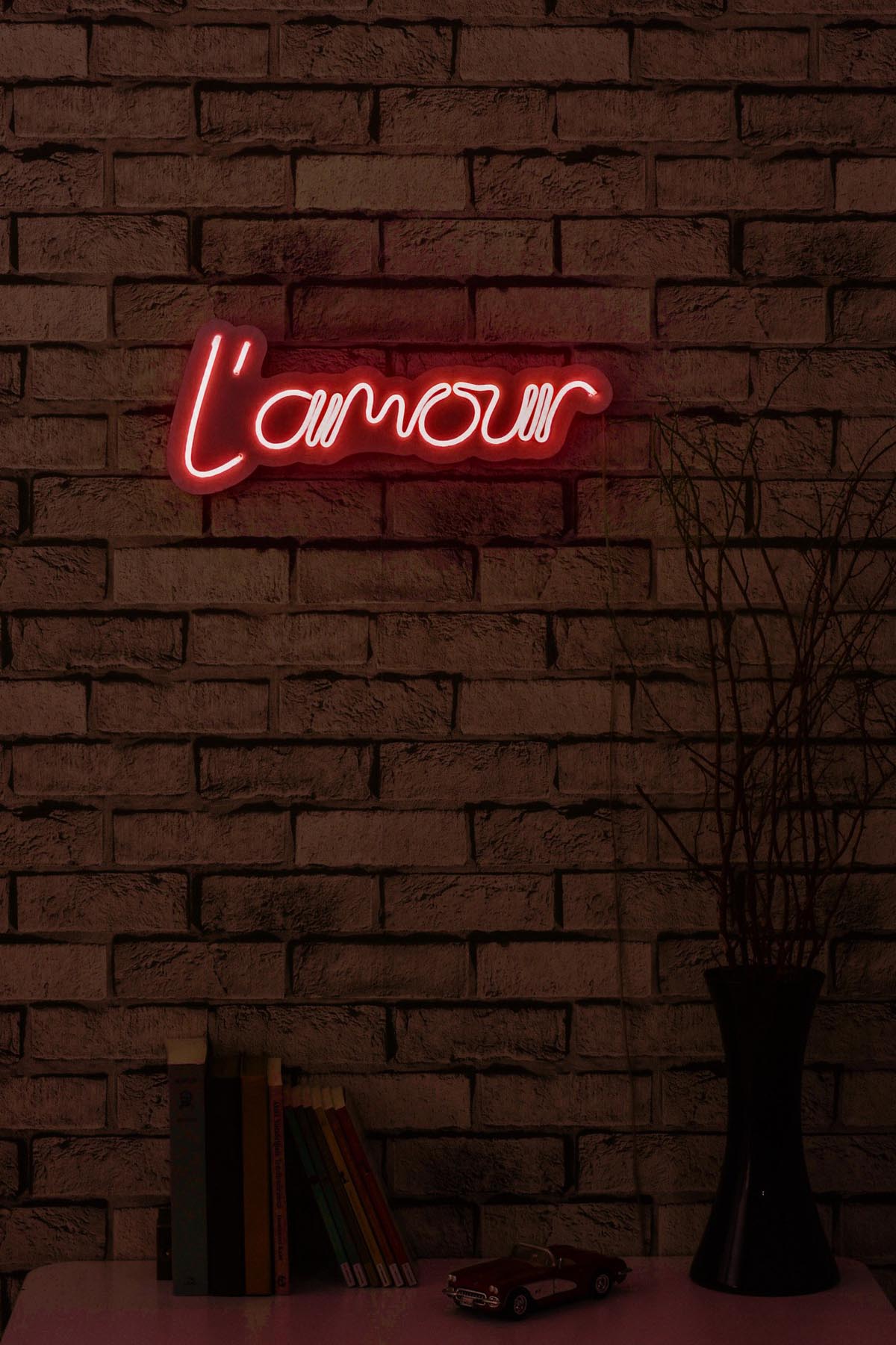 Gestalten Sie Ihre Räume neu mit der L'amour Wandleuchte in Rot von Wallity. Diese kreative, wasserdichte LED-Beleuchtung setzt beeindruckende Akzente und inspiriert.