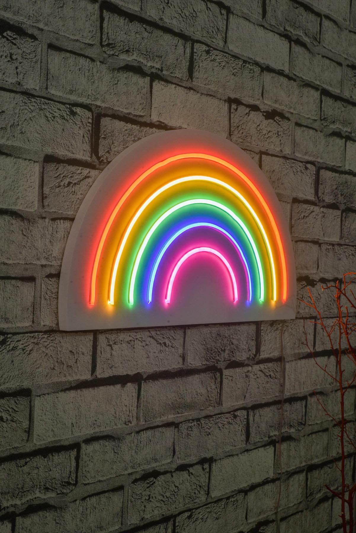 Verleihen Sie Ihrem Raum mit der Rainbow Wandleuchte von Wallity einen lebendigen Farbtupfer! Diese flexible LED-Beleuchtung schafft eine einladende Atmosphäre und ist perfekt für kreative Designs.