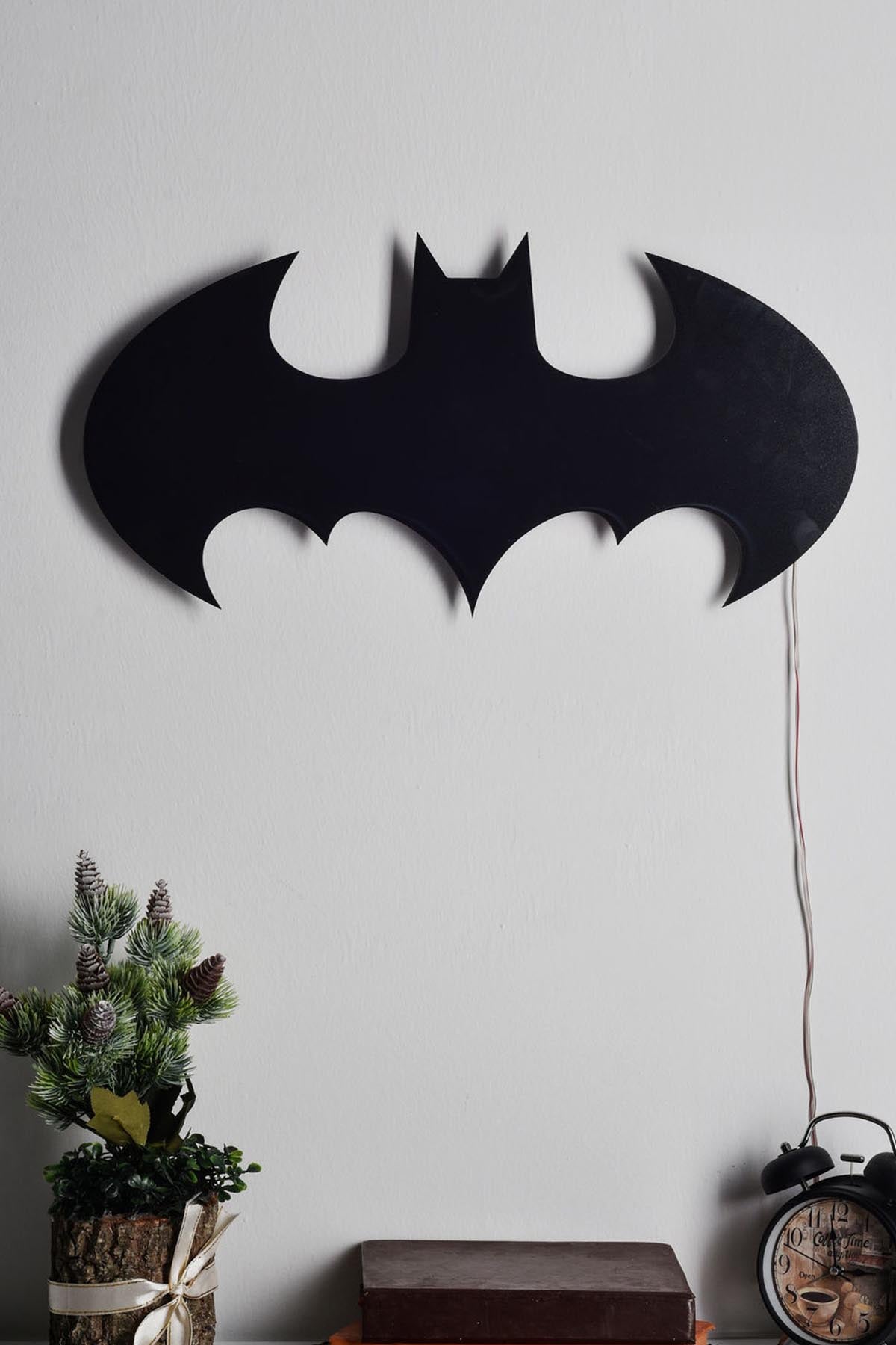 Entdecken Sie die Batman Wandleuchte in Rot von Wallity – ein stilvolles LED-Highlight für Ihr Zuhause, das Atmosphäre und Eleganz vereint.