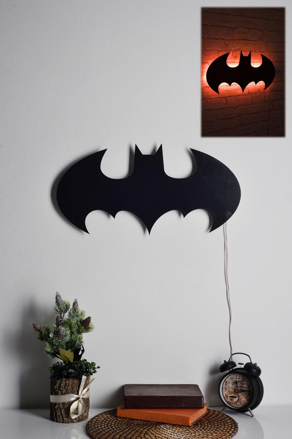 Verleihen Sie Ihrem Raum mit der Batman Wandleuchte in Rot von Wallity einen einzigartigen Akzent. Diese dekorative LED-Beleuchtung schafft eine einladende Atmosphäre.