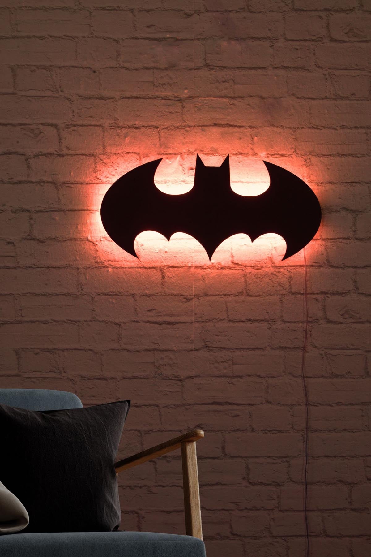Batman Wandleuchte - Rot in Rot präsentiert im Onlineshop von KAQTU Design AG. Wandleuchte ist von Wallity