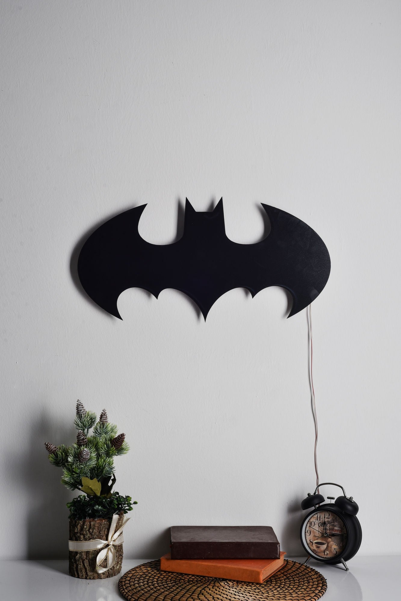 Verleihen Sie Ihrem Raum mit der Batman Wandleuchte in Rot von Wallity einen Hauch von Eleganz und schaffen Sie eine faszinierende Lichtatmosphäre.