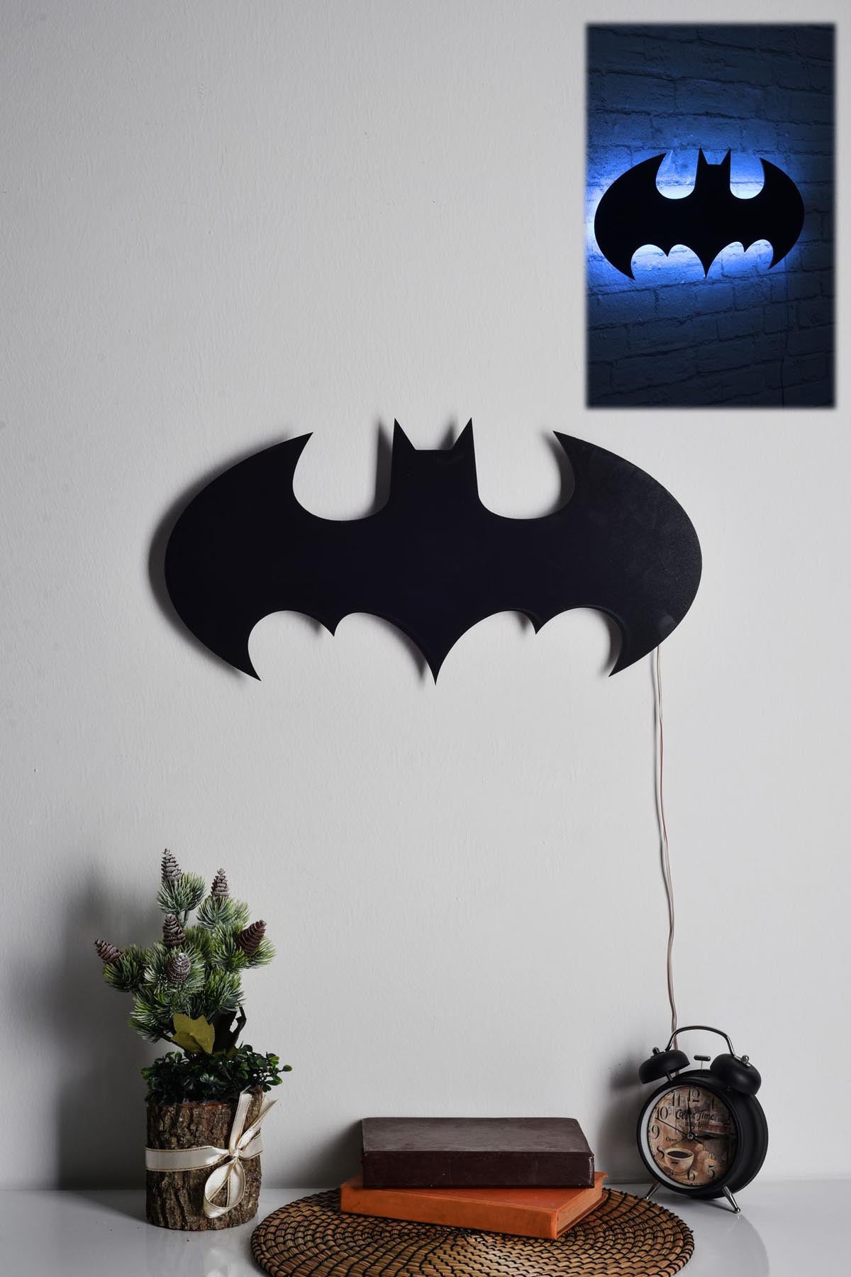 Batman Wandleuchte - Blau in Blau präsentiert im Onlineshop von KAQTU Design AG. Wandleuchte ist von Wallity