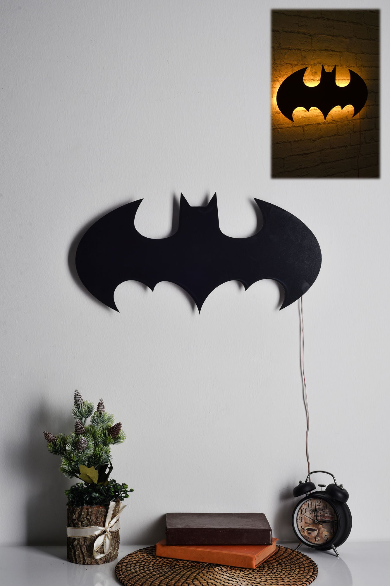 Entdecken Sie die Batman Wandleuchte in Gelb von Wallity – eine stilvolle LED-Beleuchtung, die jeden Raum in ein gemütliches Ambiente verwandelt.