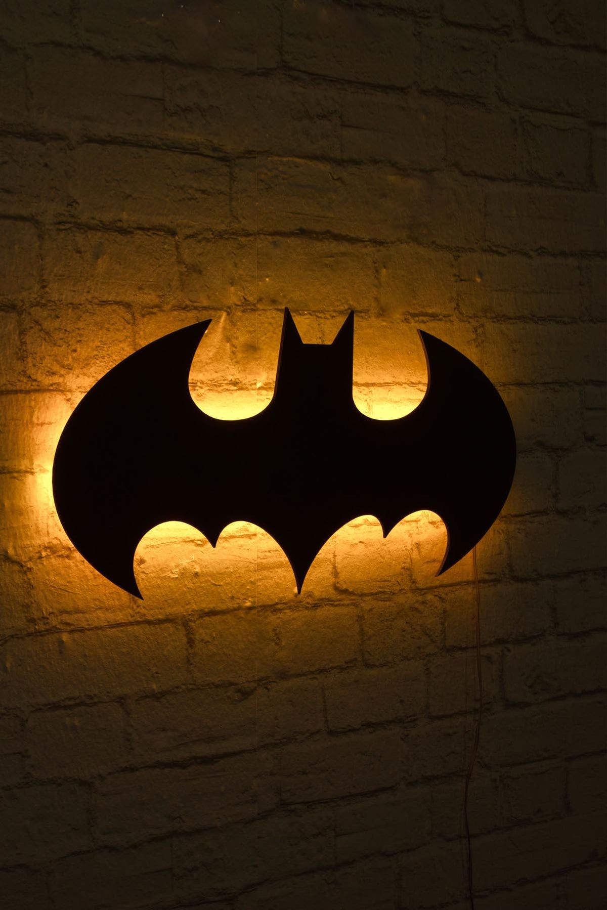 Batman Wandleuchte - Gelb in Gelb präsentiert im Onlineshop von KAQTU Design AG. Wandleuchte ist von Wallity