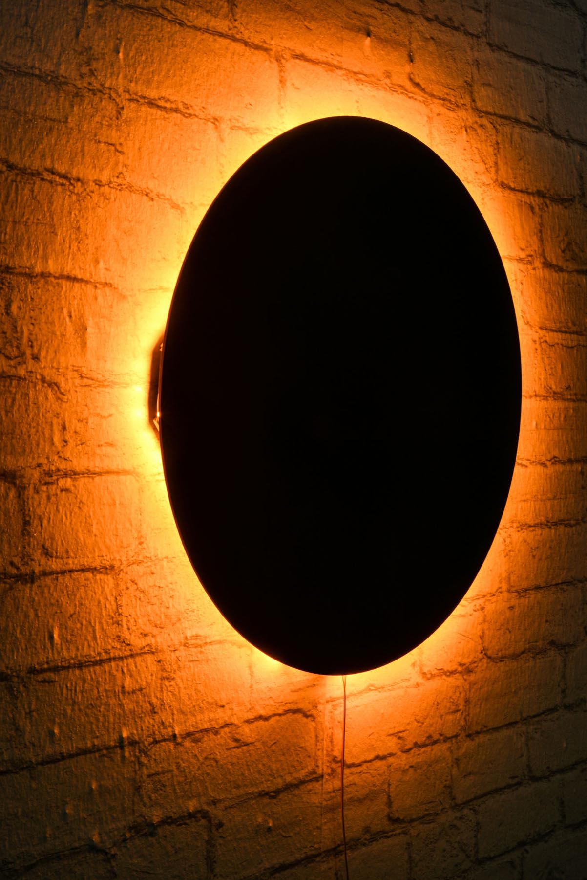 Erleben Sie die Circle Wandleuchte in Gelb von Wallity – eine elegante LED-Beleuchtung, die Ihr Zuhause mit warmem Licht und modernem Design bereichert.