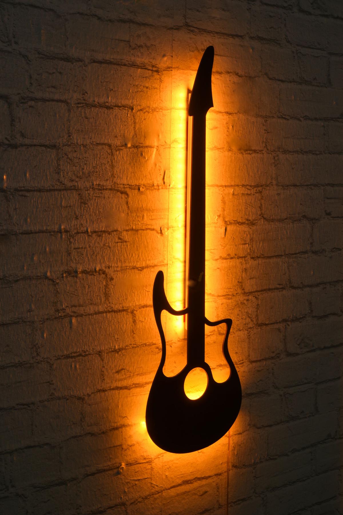 Verleihen Sie Ihrem Raum mit der Guitar Wandleuchte in Gelb von Wallity einen lebendigen Akzent. Diese elegante LED-Beleuchtung schafft eine gemütliche Atmosphäre.