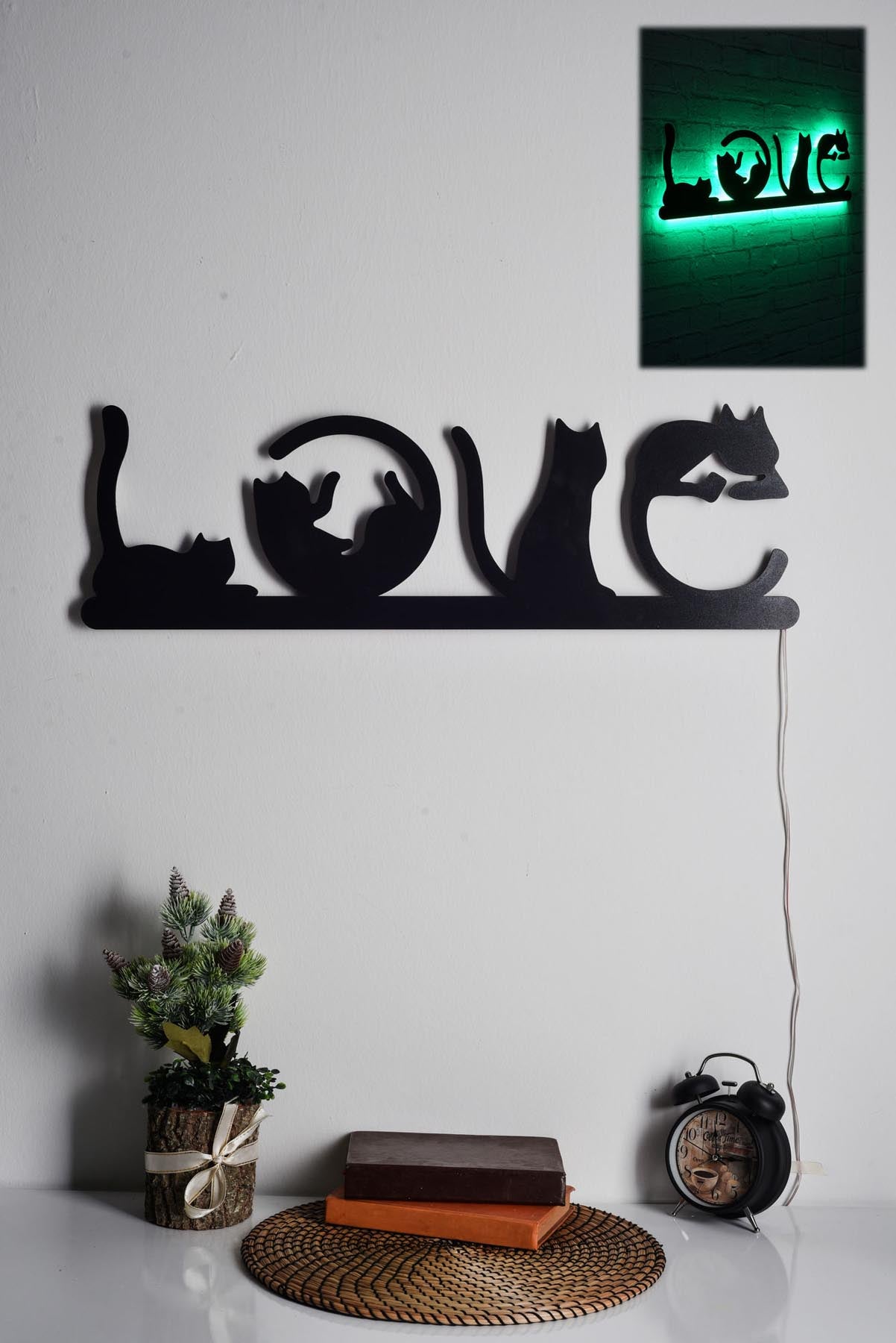 Entdecken Sie die Cat Love Wandleuchte in Grün von Wallity – ein elegantes LED-Kunstwerk, das Ihr Zuhause in eine Oase der Ruhe verwandelt.