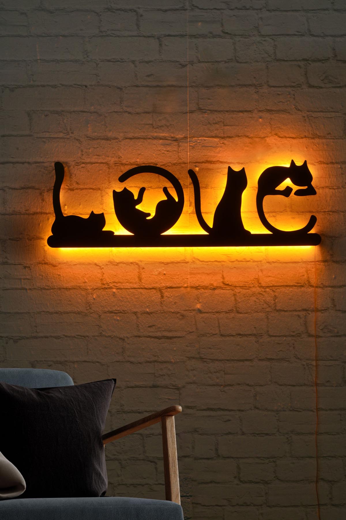 Entdecken Sie die Cat Love Wandleuchte in Gelb von Wallity – ein stilvolles Lichtdesign, das jeden Raum in eine einladende Oase verwandelt!