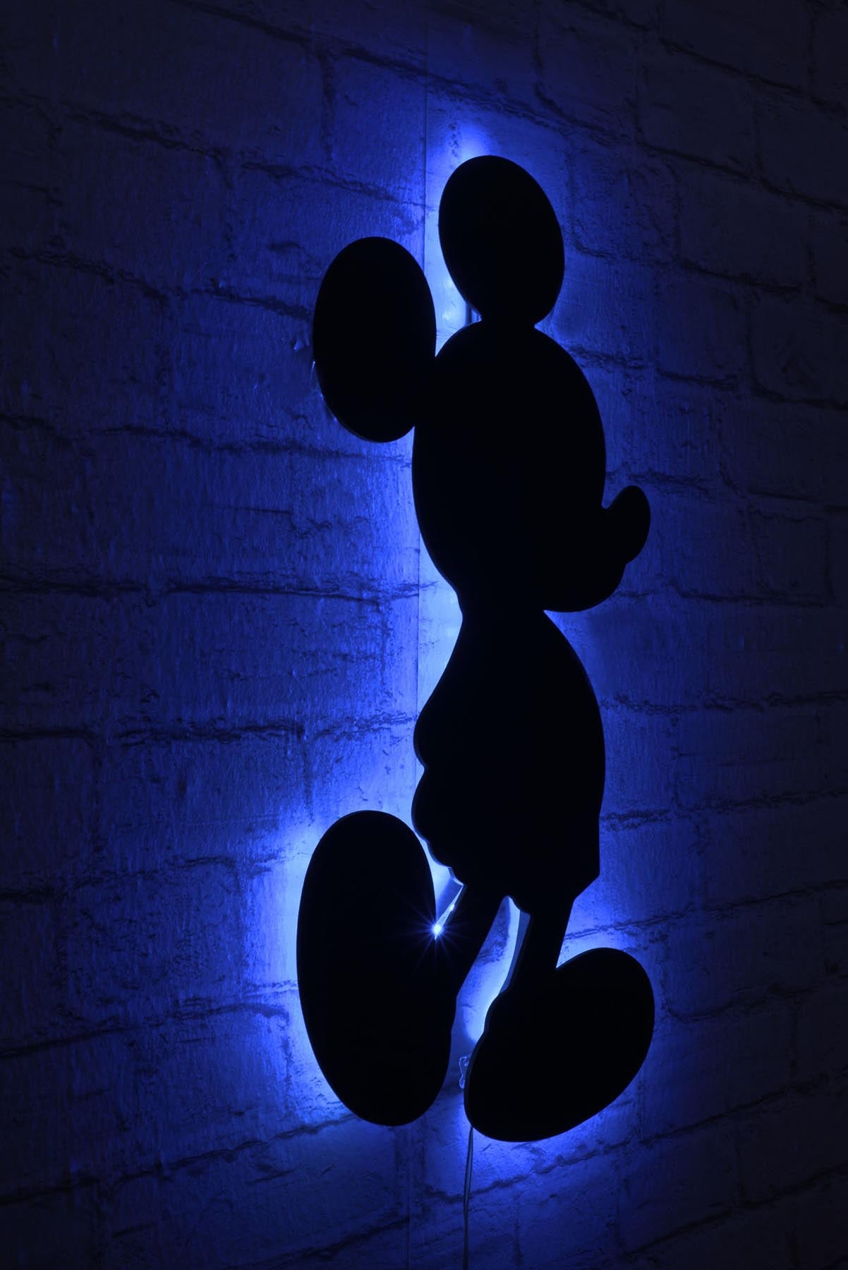 Erleben Sie die zauberhafte Mickey Mouse Wandleuchte in Blau von Wallity – die perfekte LED-Beleuchtung für ein gemütliches und stilvolles Ambiente.