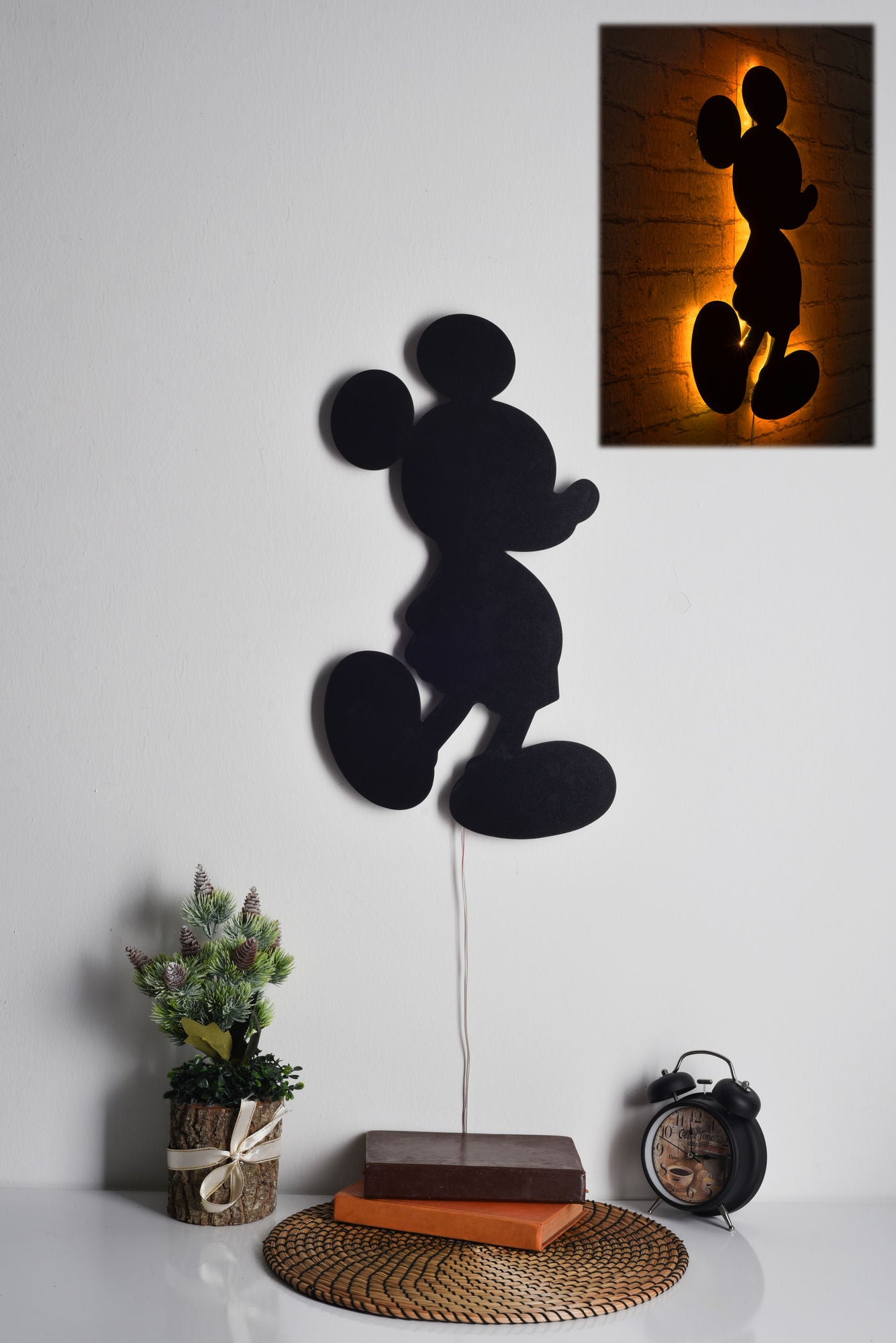 Entdecken Sie die Mickey Mouse Wandleuchte in Gelb von Wallity – ein stilvolles Lichtdesign, das jedem Raum eine magische Atmosphäre verleiht!