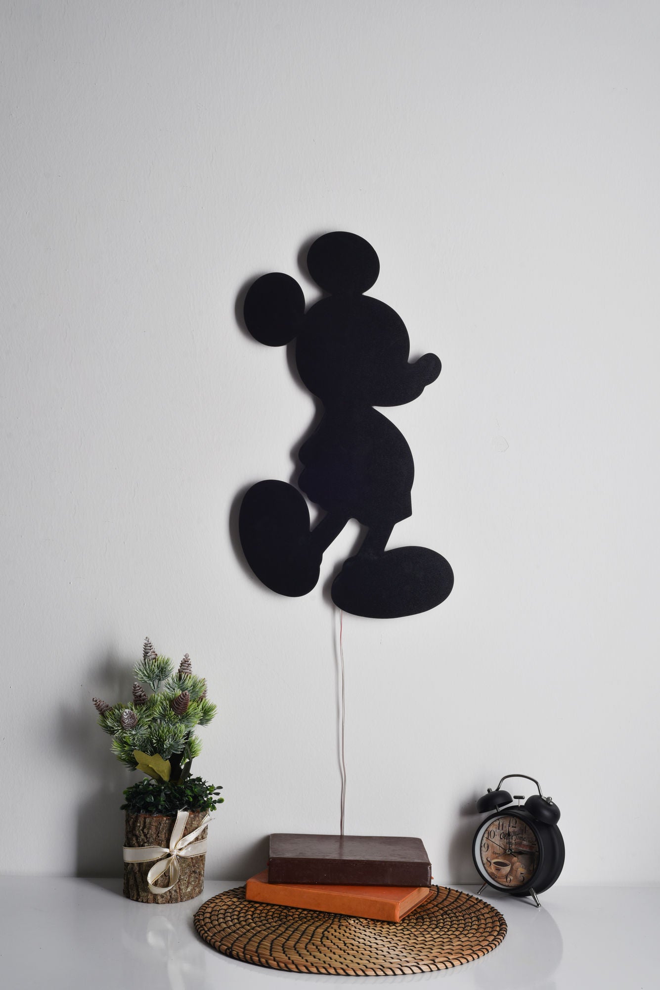 Verleihen Sie Ihrem Zuhause mit der Mickey Mouse Wandleuchte in Gelb von Wallity einen Hauch von Zauber und Eleganz – ideal für jedes Zimmer!