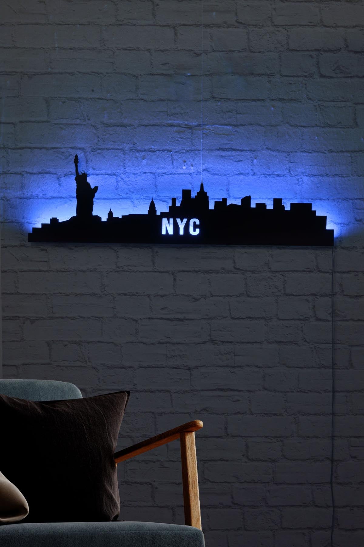 Entdecken Sie die NYC Skyline Wandleuchte in Blau von Wallity – eine elegante LED-Beleuchtung, die mit ihrem beruhigenden Licht und modernem Design jeden Raum verwandelt.