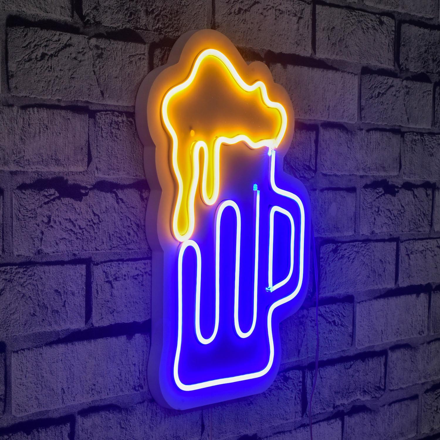 Entdecken Sie die Beer Glass Wandleuchte in Blau und Gelb von Wallity! Diese stilvolle LED-Beleuchtung schafft eine einladende Atmosphäre in jedem Raum.