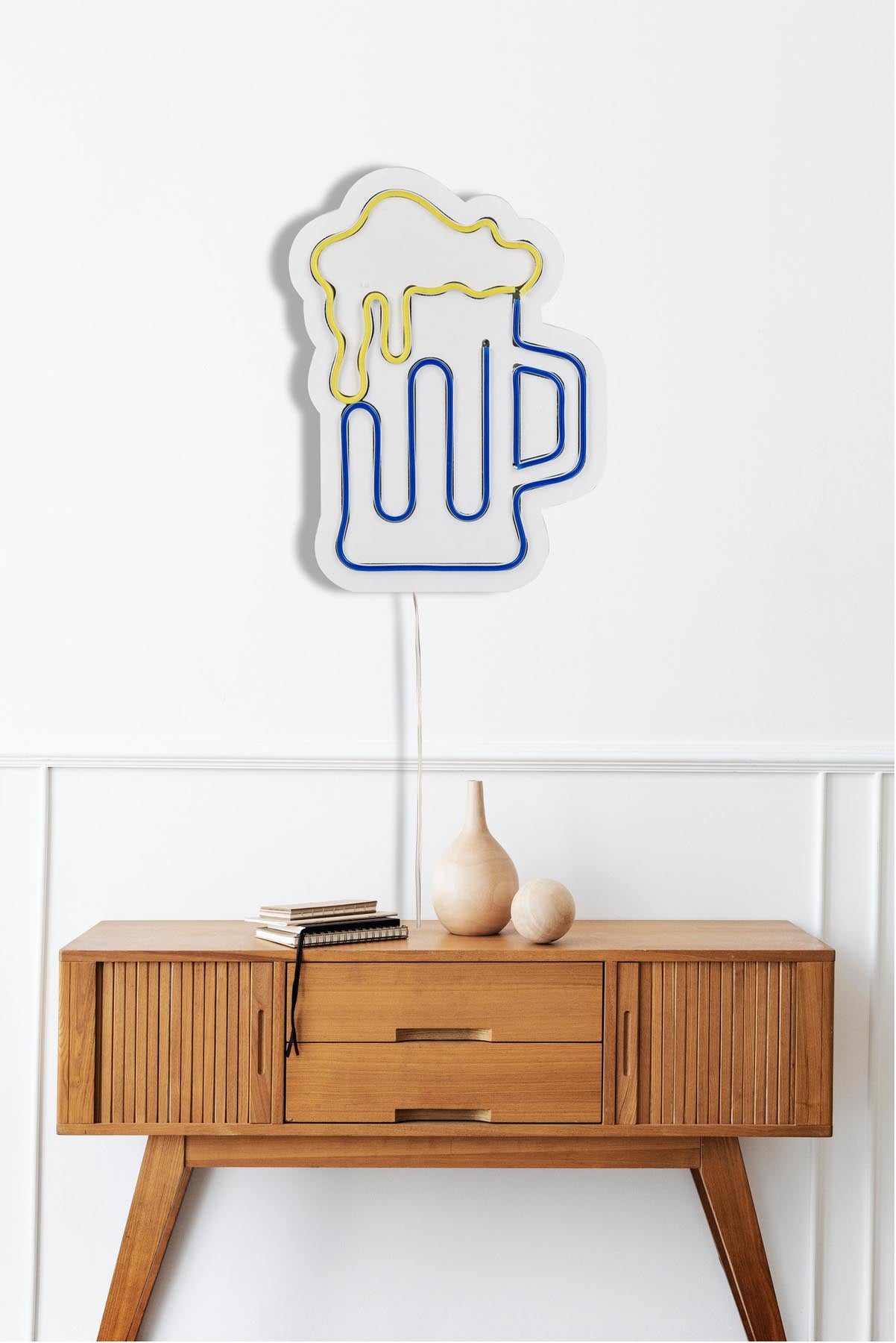 Entdecken Sie die Beer Glass Wandleuchte in Blau und Gelb von Wallity! Diese stilvolle LED-Beleuchtung schafft eine einladende Atmosphäre in jedem Raum.