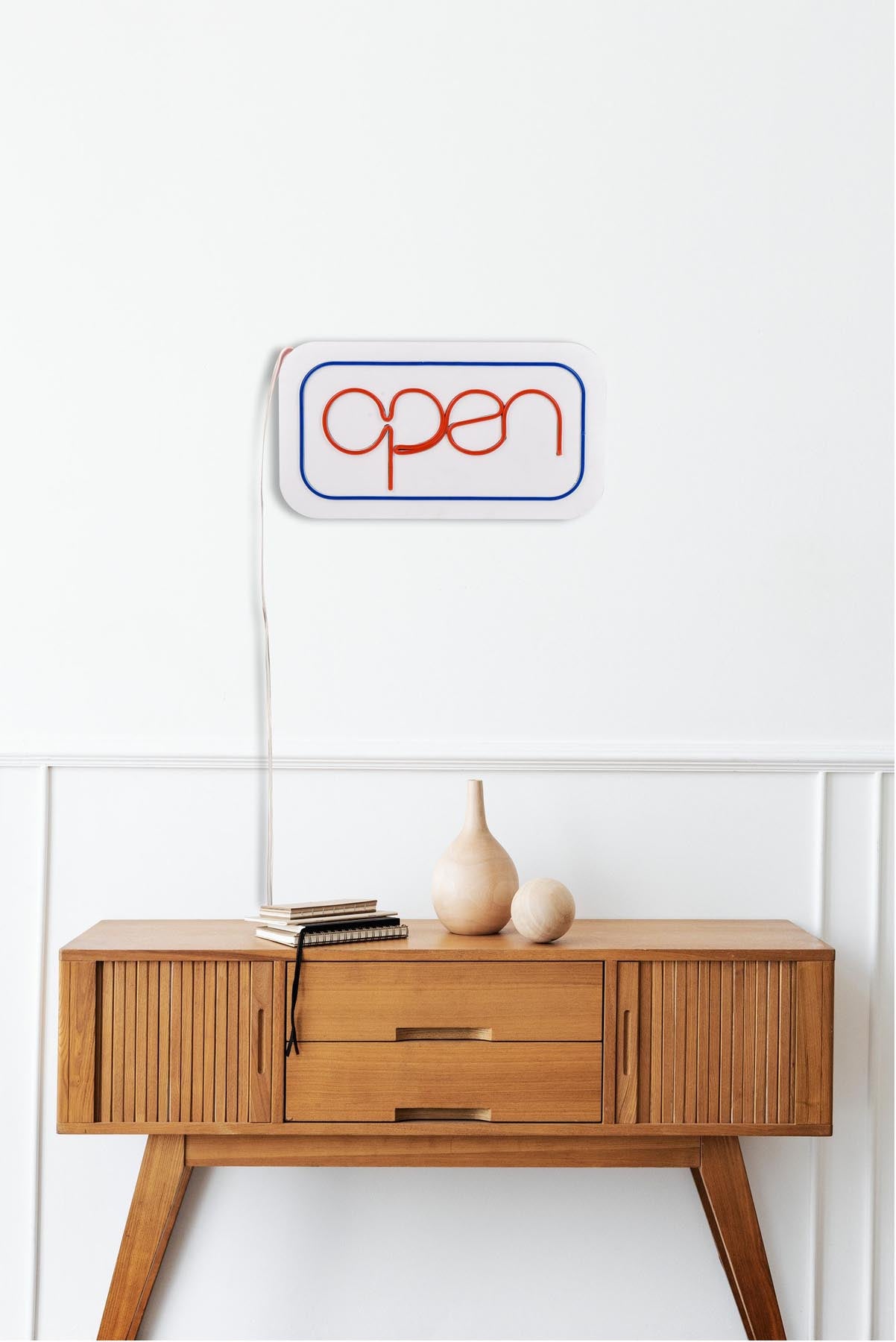 Gestalten Sie Ihr Zuhause mit der Open Wandleuchte in Blau-Rot von Wallity! Diese innovative LED-Leuchte sorgt für einladendes Licht und modernes Design.