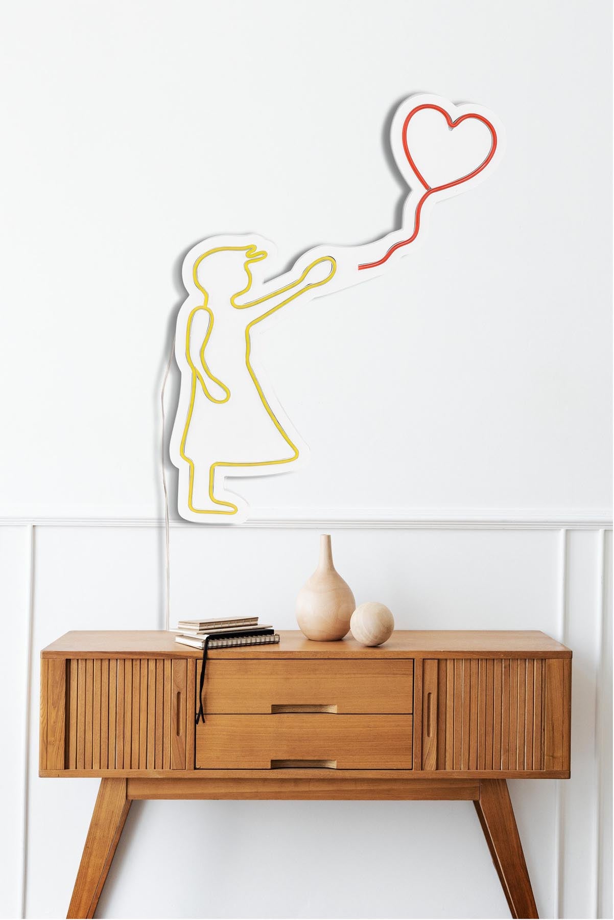 Entdecken Sie die farbenfrohe Balloon Girl Wandleuchte von Wallity in Gelb Rot – die ideale LED-Beleuchtung für eine lebendige Raumgestaltung!