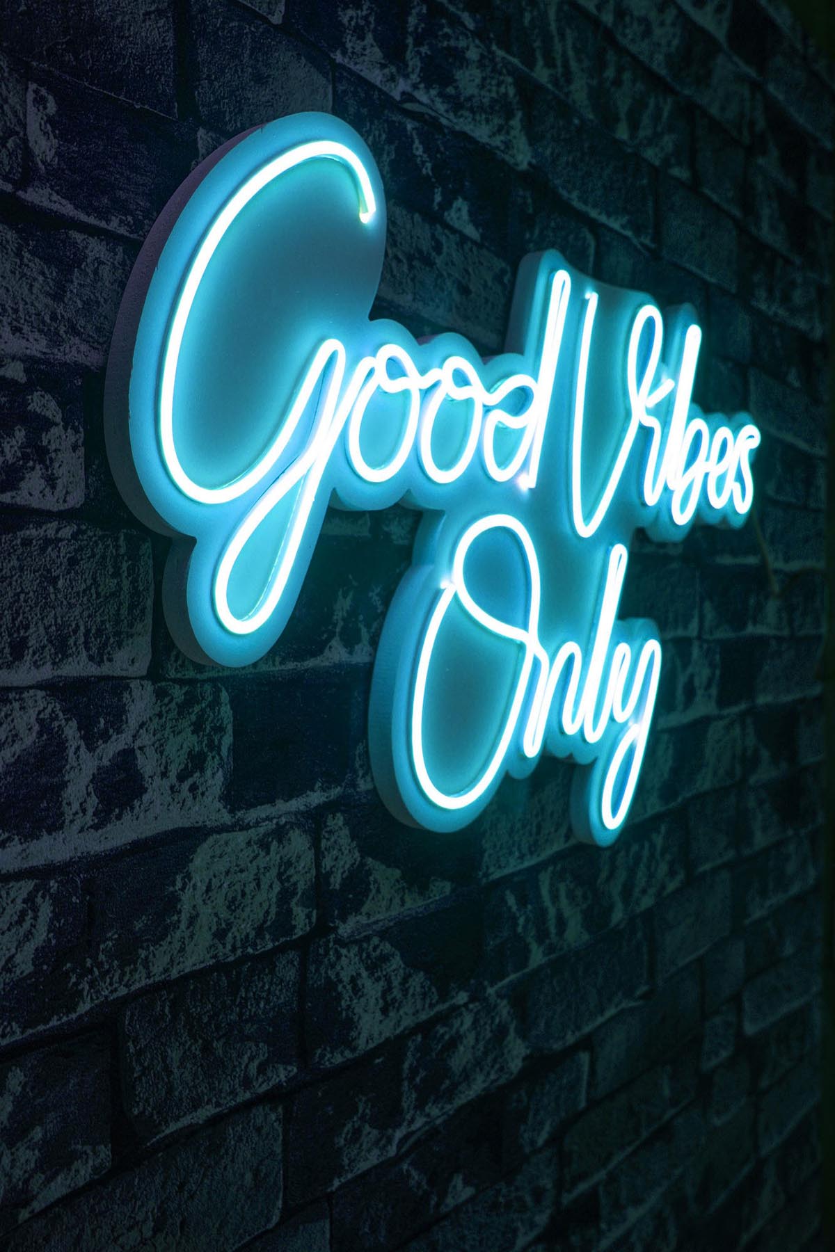 Erleben Sie die Good Vibes Only 2 Wandleuchte in Blau von Wallity. Schaffen Sie mit ihrem flexiblen Neonlicht eine entspannende Atmosphäre und setzen Sie kreative Akzente!