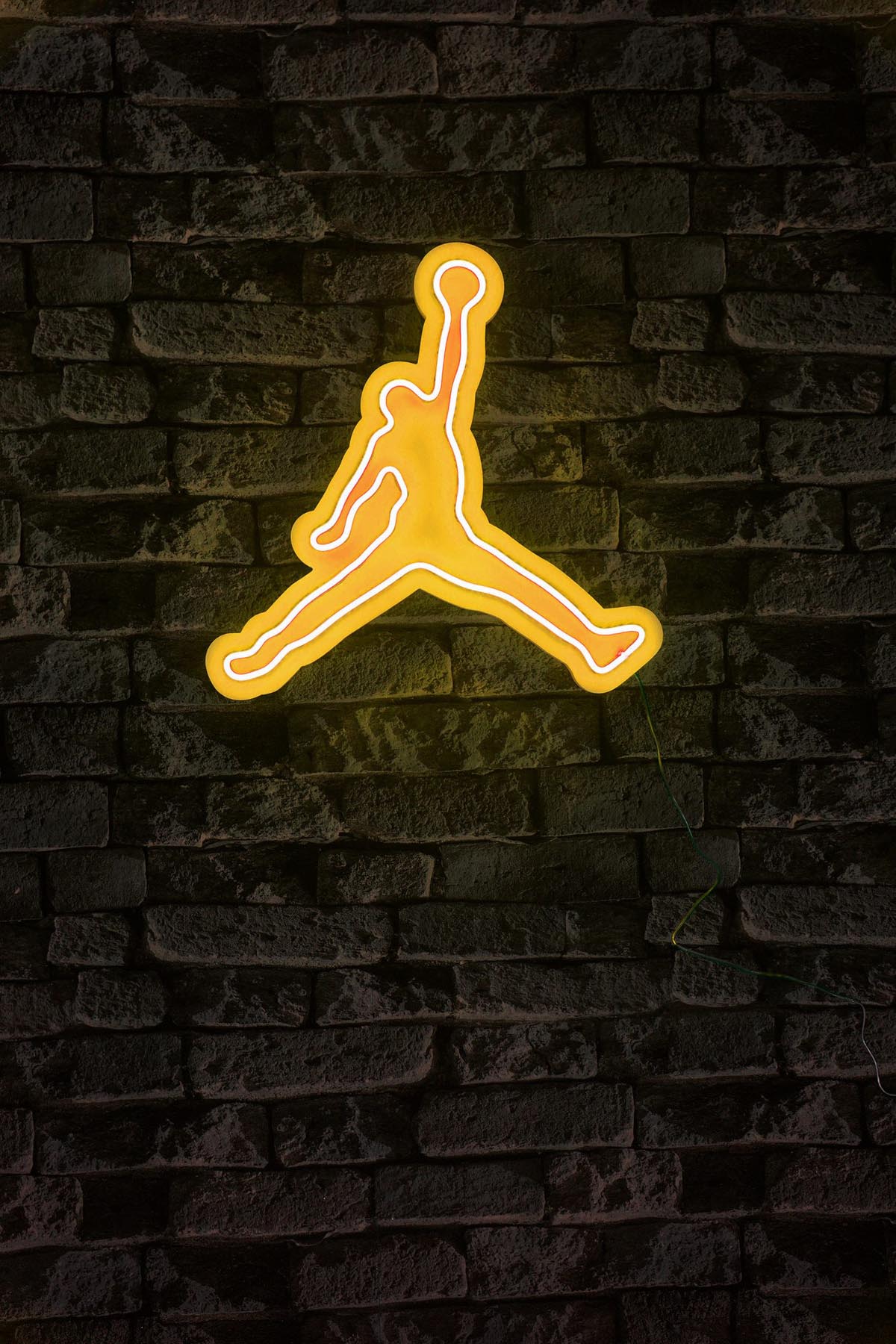 Basketball Wandleuchte - Gelb in Gelb präsentiert im Onlineshop von KAQTU Design AG. Wandleuchte ist von Wallity