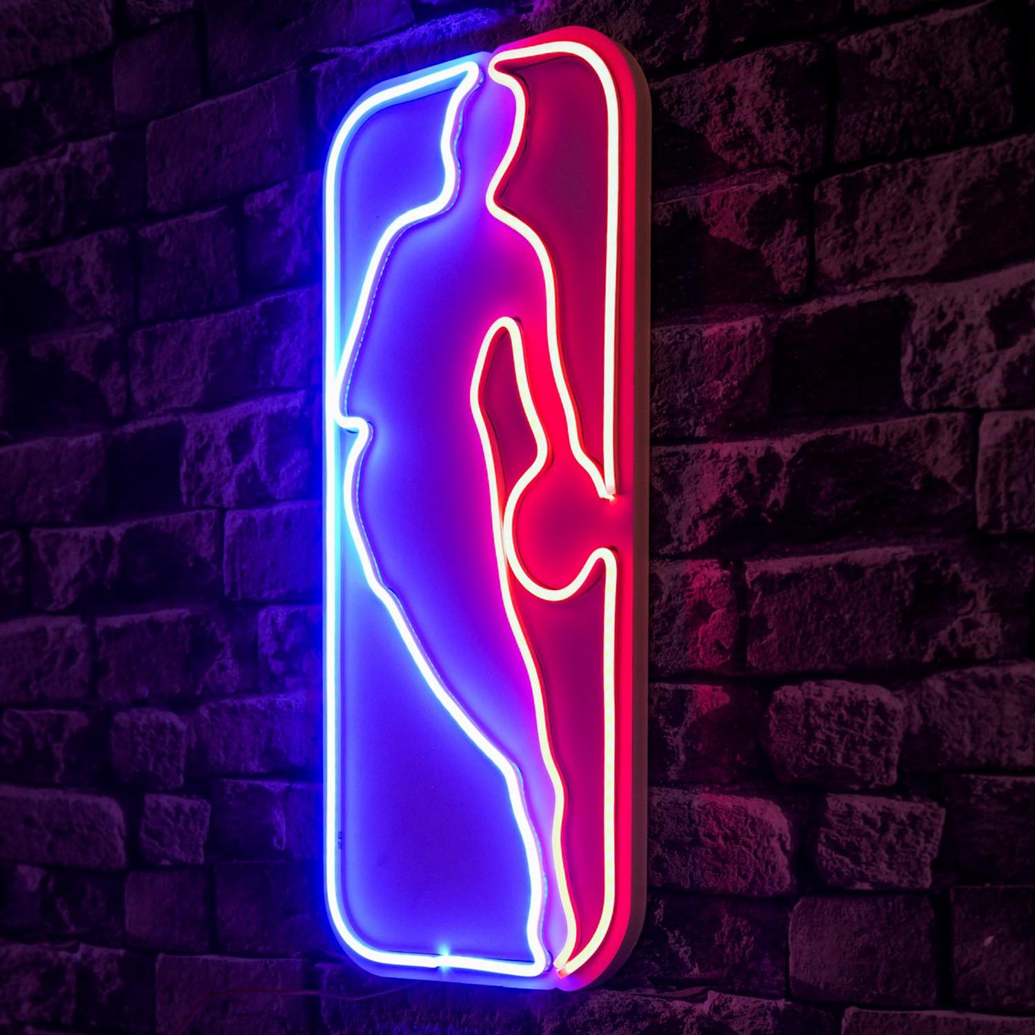 Entdecken Sie die magische Logo Jerry West Wandleuchte von Wallity in Mehrfarbig. Verwandeln Sie jeden Raum mit flexibler, wasserdichter LED-Beleuchtung!