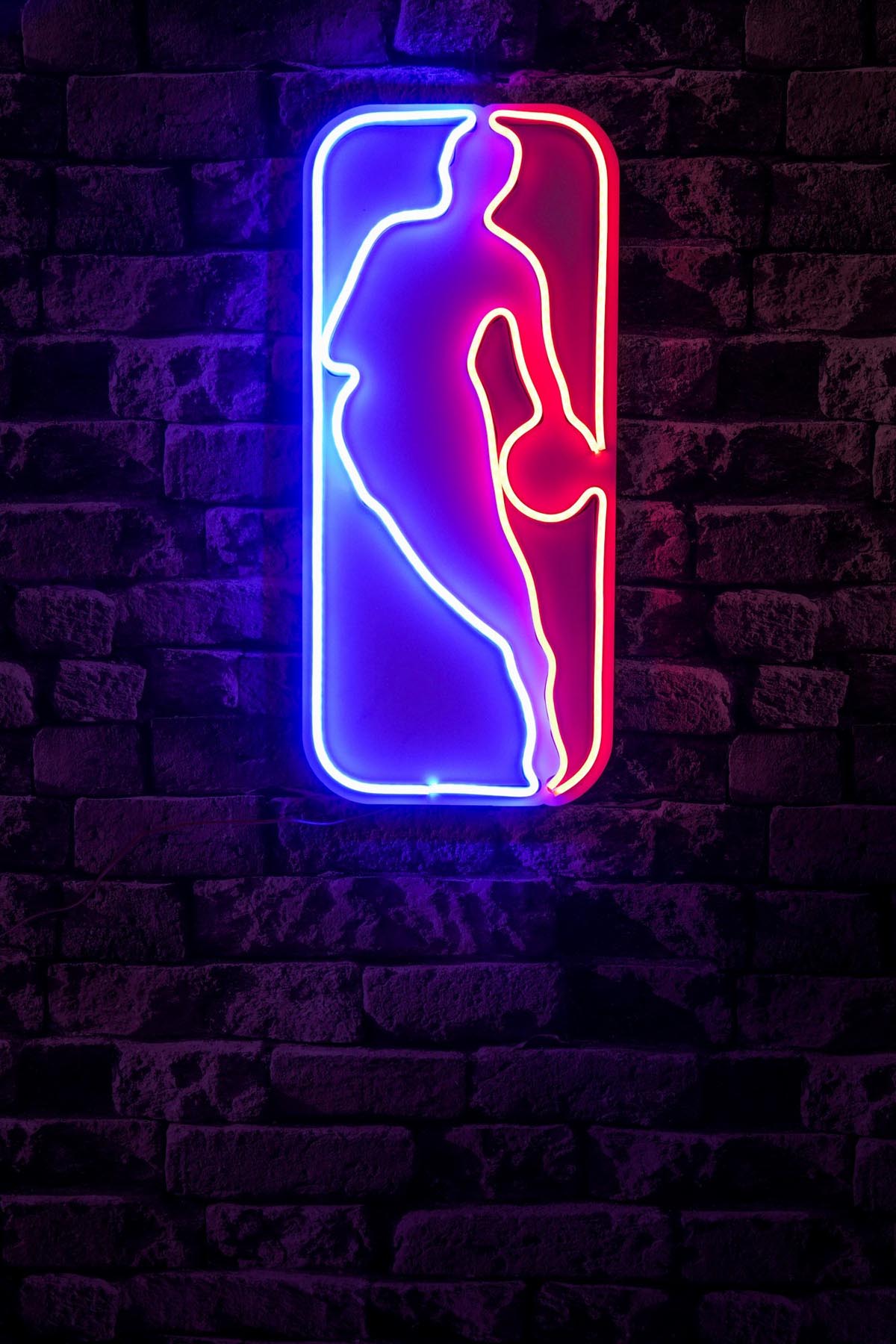 Entdecken Sie die magische Logo Jerry West Wandleuchte von Wallity! Diese mehrfarbige LED-Beleuchtung verwandelt jeden Raum in ein kreatives Lichtspiel.