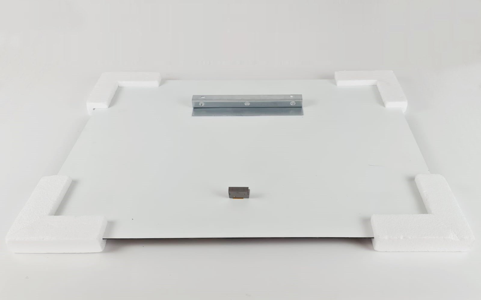 Verleihen Sie Ihrem Zuhause mit dem CAM3730 von Wallity einen Hauch von Luxus! Dieses mehrfarbige Glasgemälde begeistert durch brillante Farben und exquisite Details.