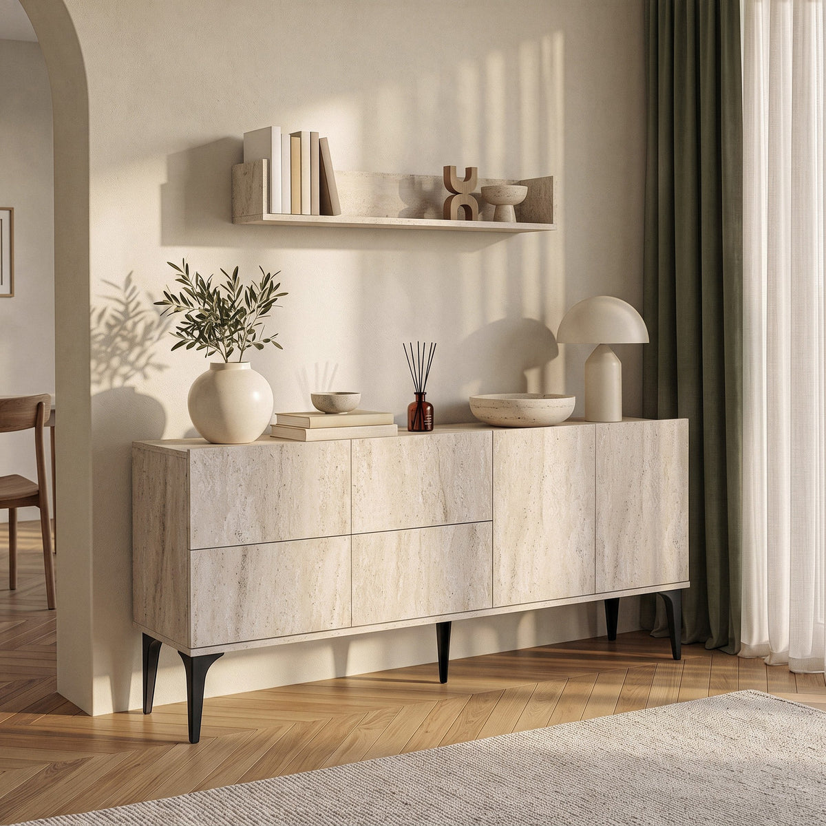 Konsolentisch in Travertinfarbe mit melaminbeschichtetem Korpus, genuteter MDF-Rückwand, Kunststoffbeinen und zugehörigem offenem Wandregal von Hanah Home.
