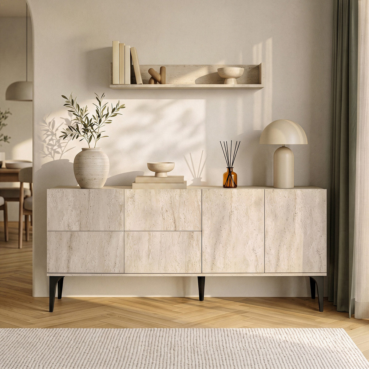 Konsolentisch in Travertinfarbe mit melaminbeschichtetem Korpus, genuteter MDF-Rückwand, Kunststoffbeinen und zugehörigem offenem Wandregal von Hanah Home.