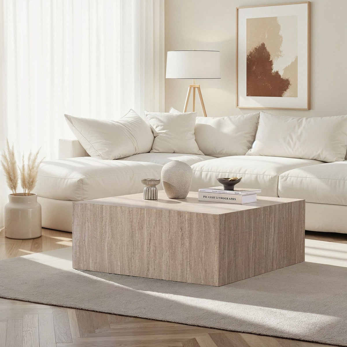 Quadratischer Couchtisch Prizma von Nordure in Travertin-Optik, 90x90x35 cm, aus MDF, mit schlanker Tischplatte, freigestellt fotografiert.