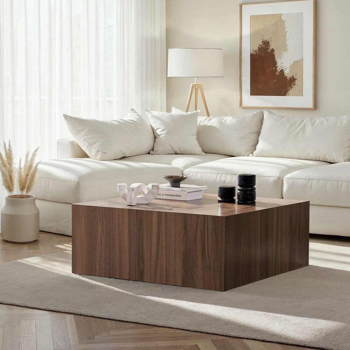 Couchtisch Prizma in Venezia Nussbaum von Nordure, quadratische Tischplatte aus MDF mit unterem Ablagefach, Frontalansicht.