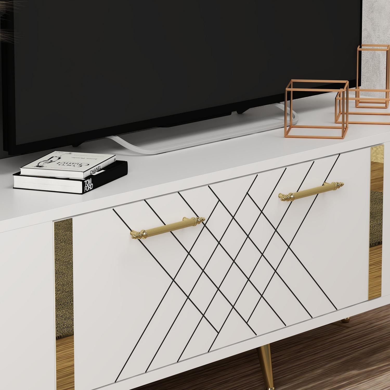 Entdecken Sie das Detas Sideboard von Hanah Home in elegantem Weiß und Gold. Stilvolles Design trifft auf großzügigen Stauraum für ein modernes Wohnambiente.