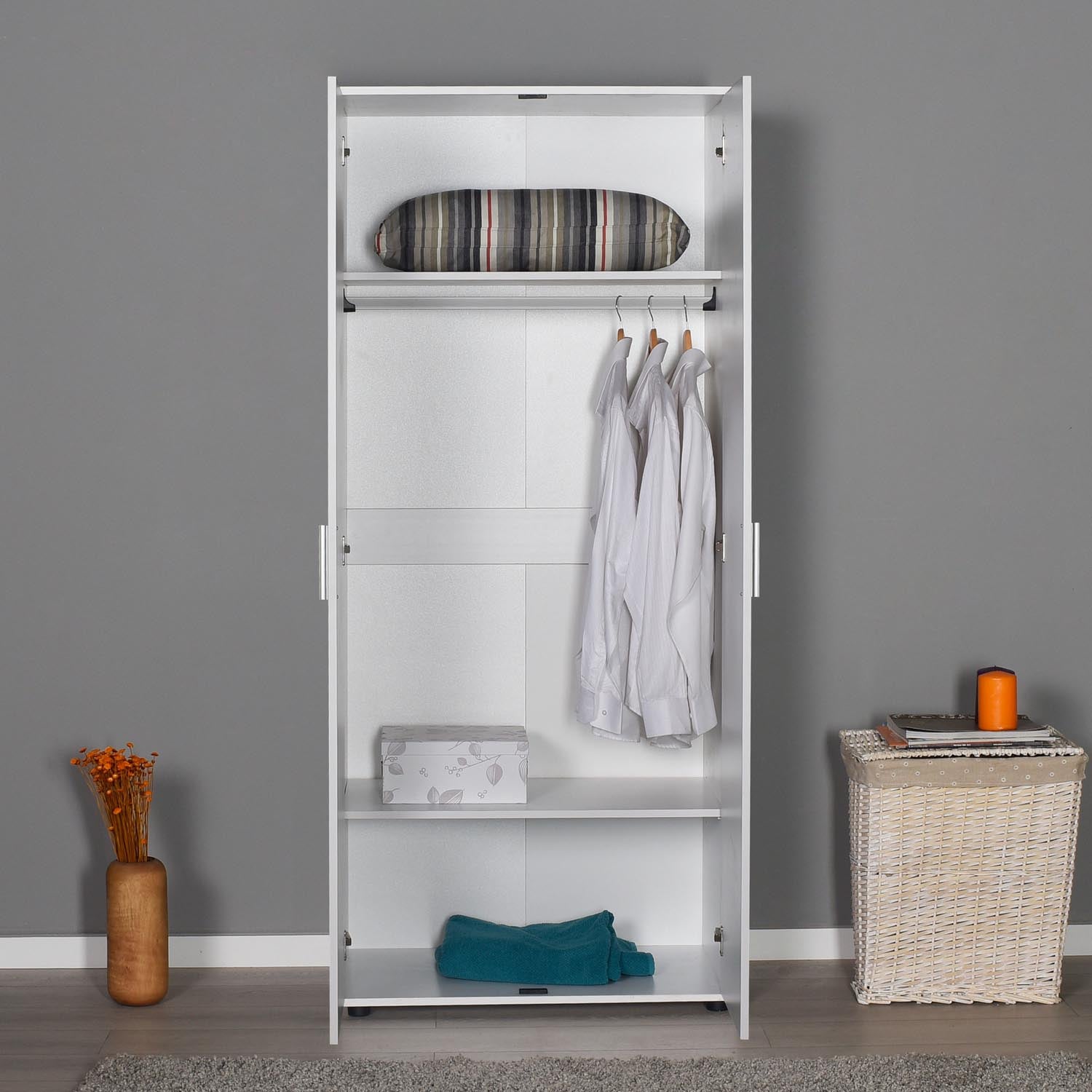 Stilvolle weiße Garderobe von Hanah Home: Robuste Bauweise, großzügiger Stauraum und zeitloses Design für ein harmonisches Wohnambiente.