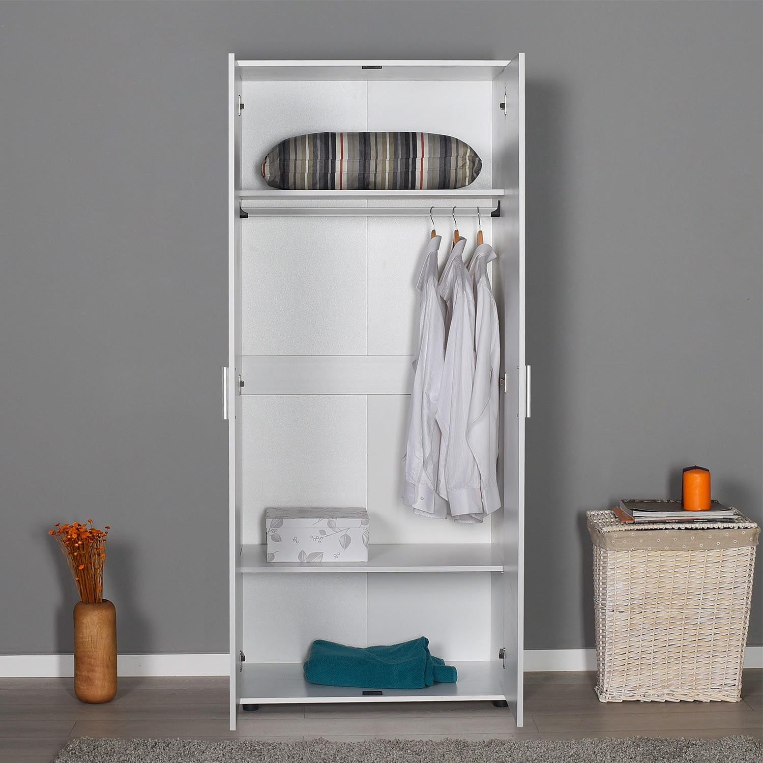 Stilvolle weiße Garderobe von Hanah Home: Robuste Bauweise, großzügiger Stauraum und zeitloses Design für ein harmonisches Wohnambiente.