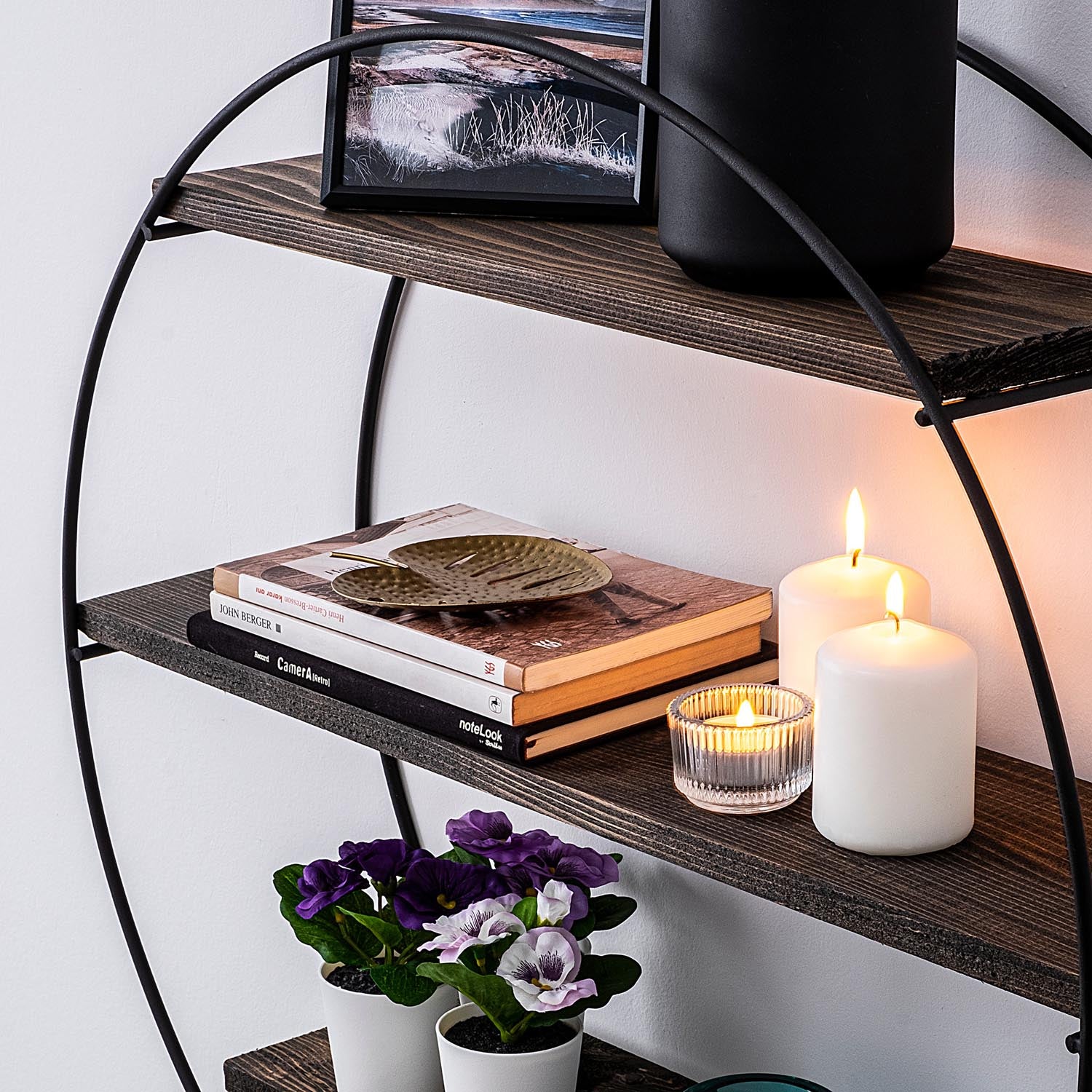 Verleihen Sie Ihrem Zuhause mit dem Tulipa Wandregal in Schwarznuss von Hanah Home einen modernen Touch. Perfekt für Bücher und Deko!