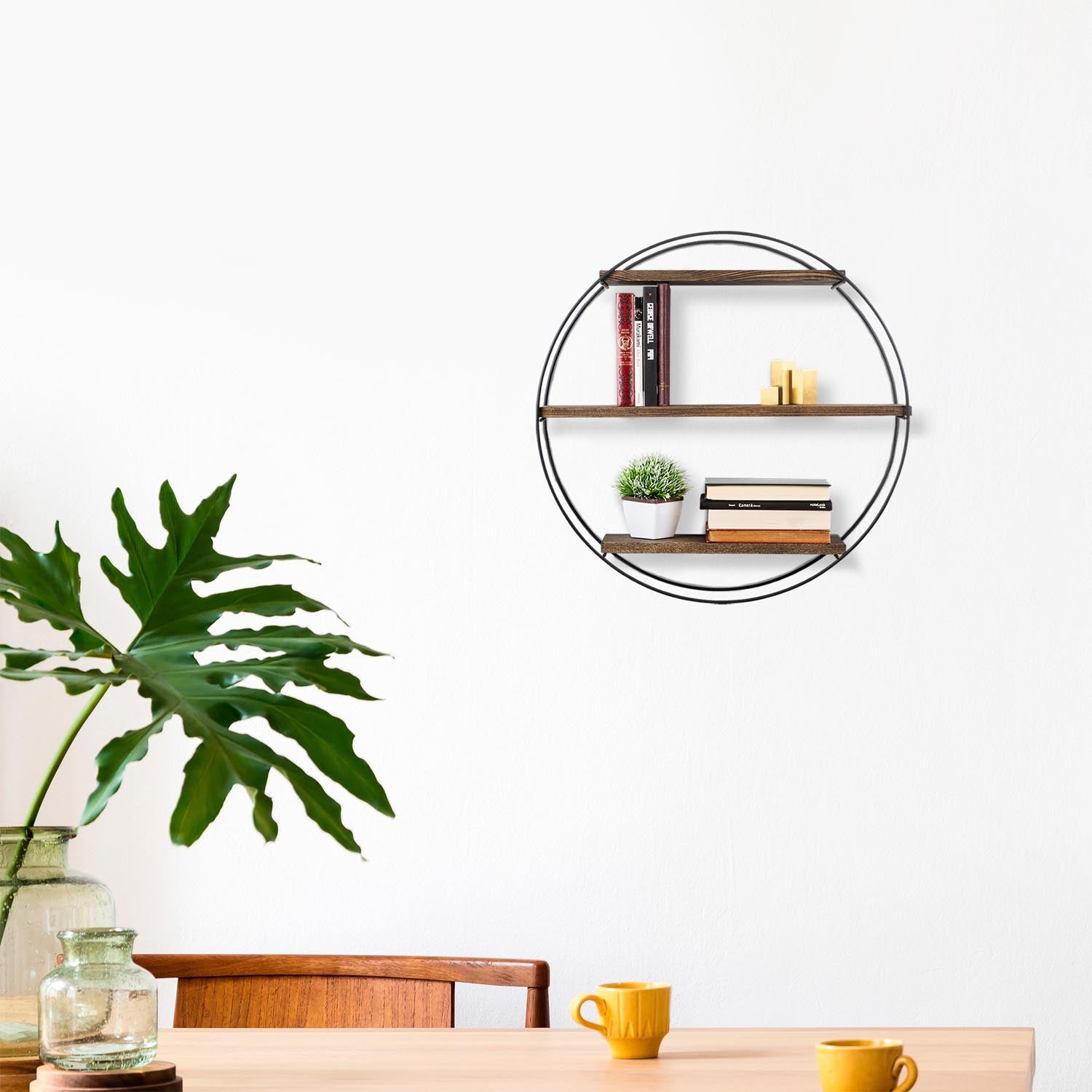 Verleihen Sie Ihrem Raum mit dem Tulipa Wandregal in Schwarznuss von Hanah Home einen modernen Akzent. Perfekt für Bücher und Deko, verbindet es Stil und Qualität.