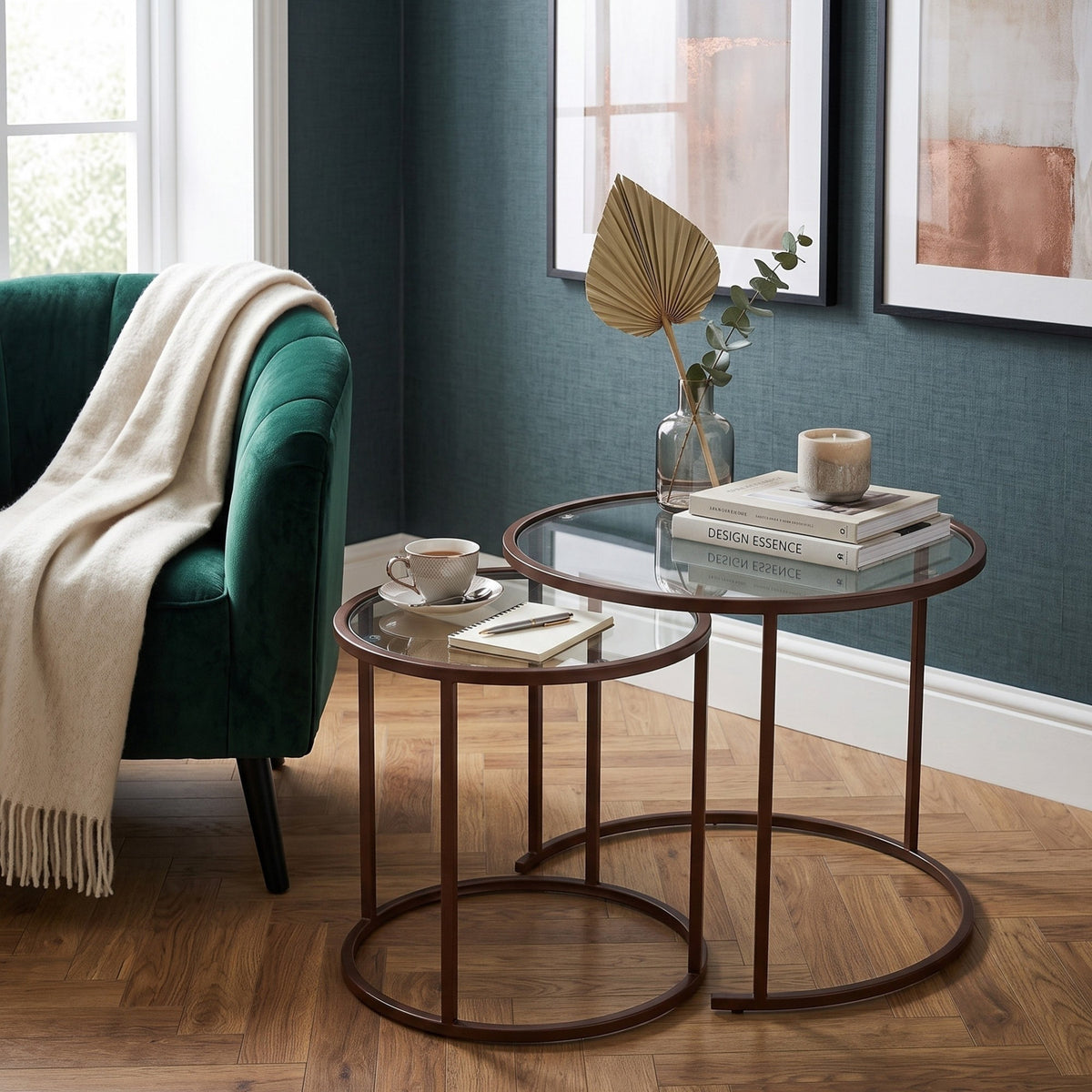 Zwei runde Couchtische aus gehärtetem Glas mit braunem Metallgestell, unterschiedliche Grössen, schlichtes nordisches Design im Wohnzimmer.