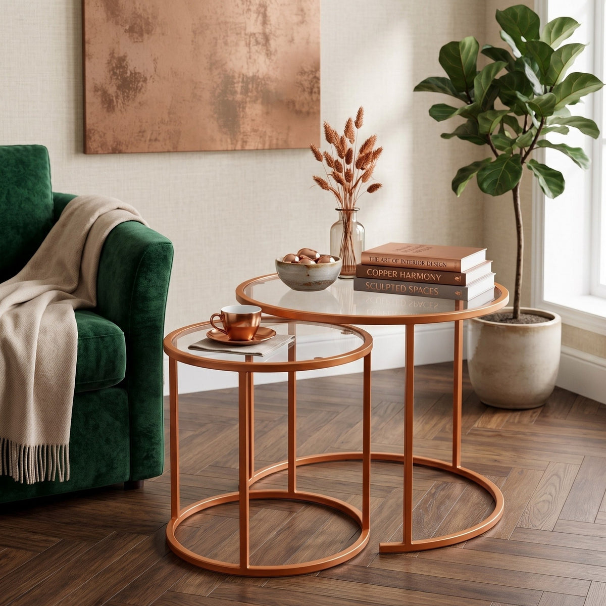 Zwei runde Couchtische in Orange mit gehärteter Glasplatte und Metallgestell, in zwei unterschiedlichen Grössen, moderner Stil.