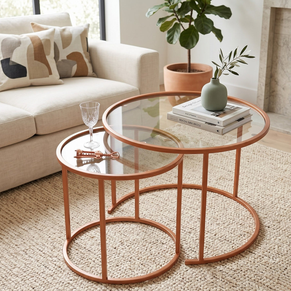 Zwei runde Couchtische in Orange mit gehärteter Glasplatte und Metallgestell, in zwei unterschiedlichen Grössen, moderner Stil.