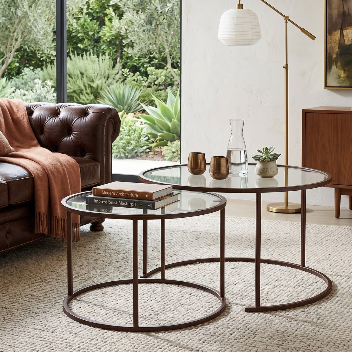 Zweiteiliges Couchtisch-Set aus gehärtetem Glas und Metallgestell in Braun, bestehend aus einem kleinen und einem grossen Tisch.